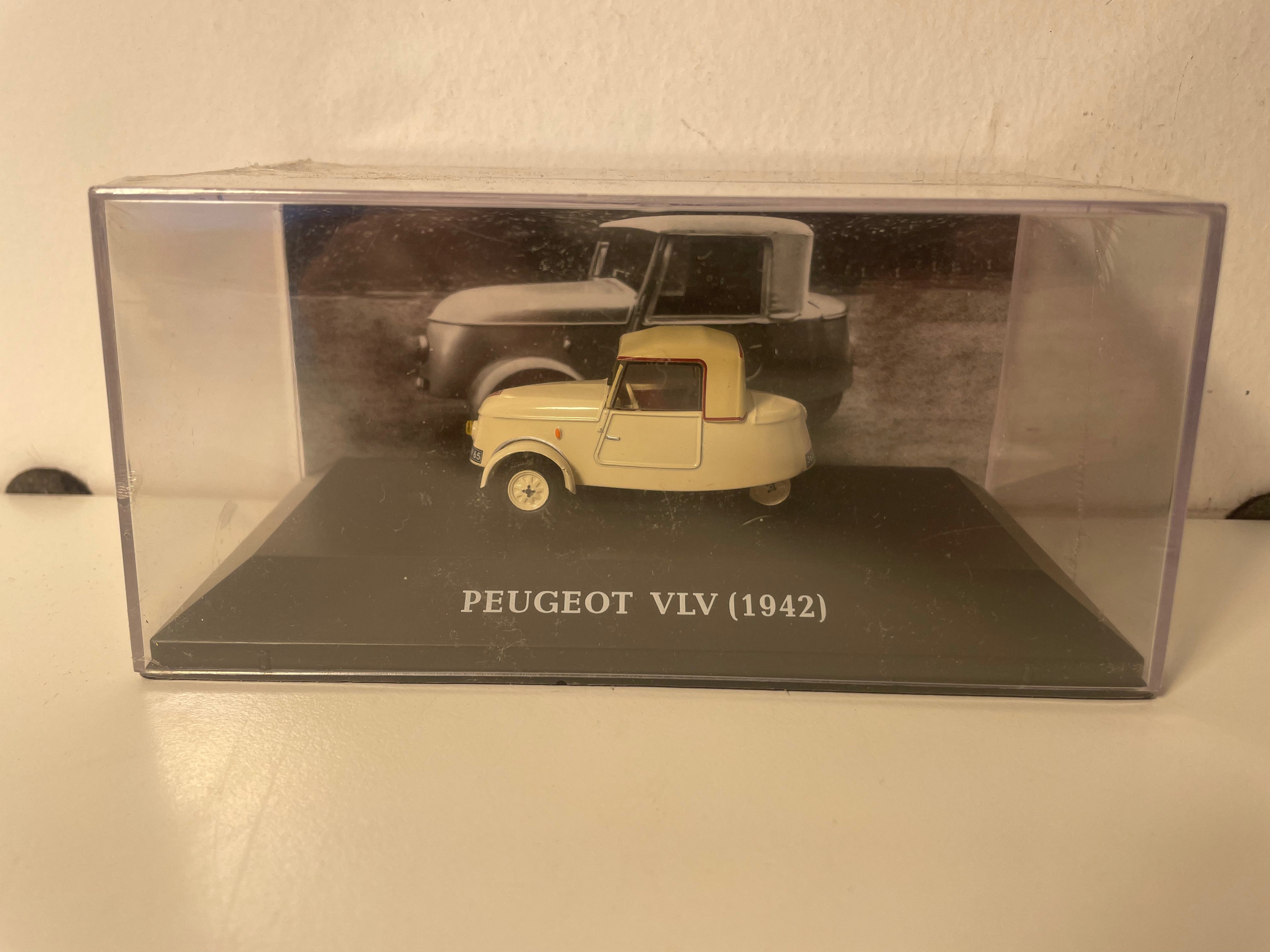 Micro voiture d'antan Peugeot VLV beige de 1942 - voiture française