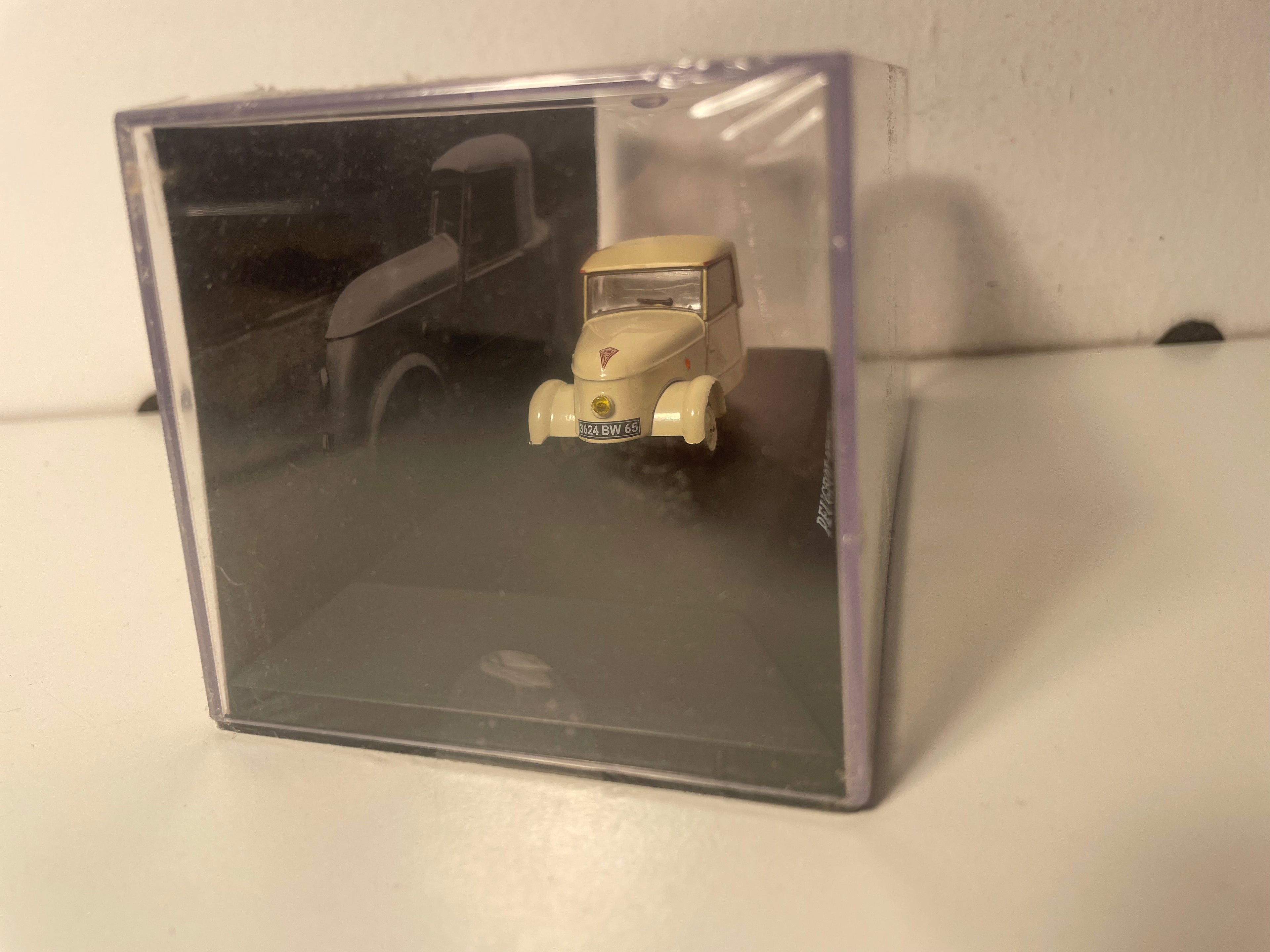 Micro voiture d'antan Peugeot VLV beige de 1942 - voiture française