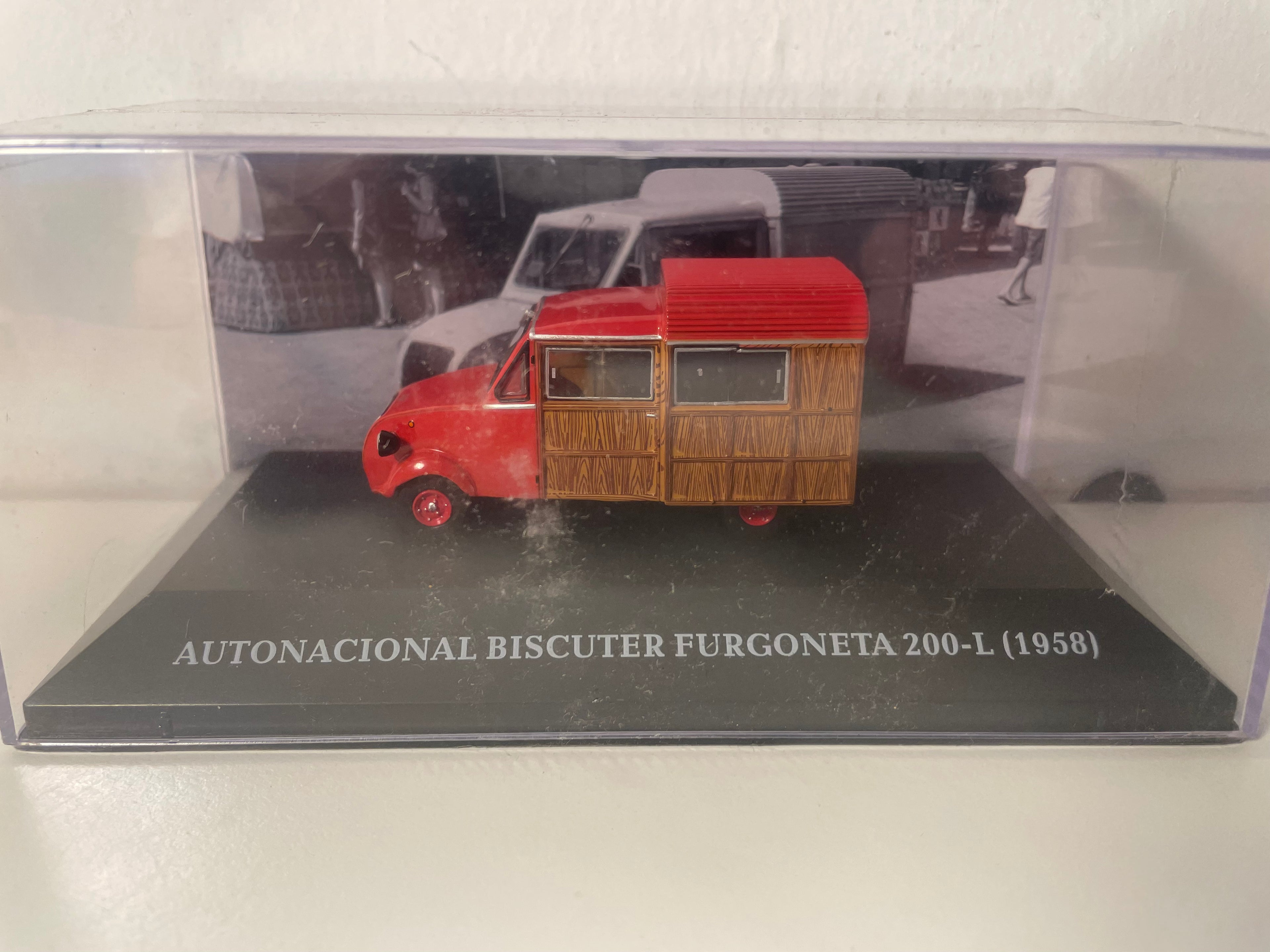 Micro coche de antaño Autonacional Biscuter Furgoneta 200-L marrón y rojo de 1958 - coche español