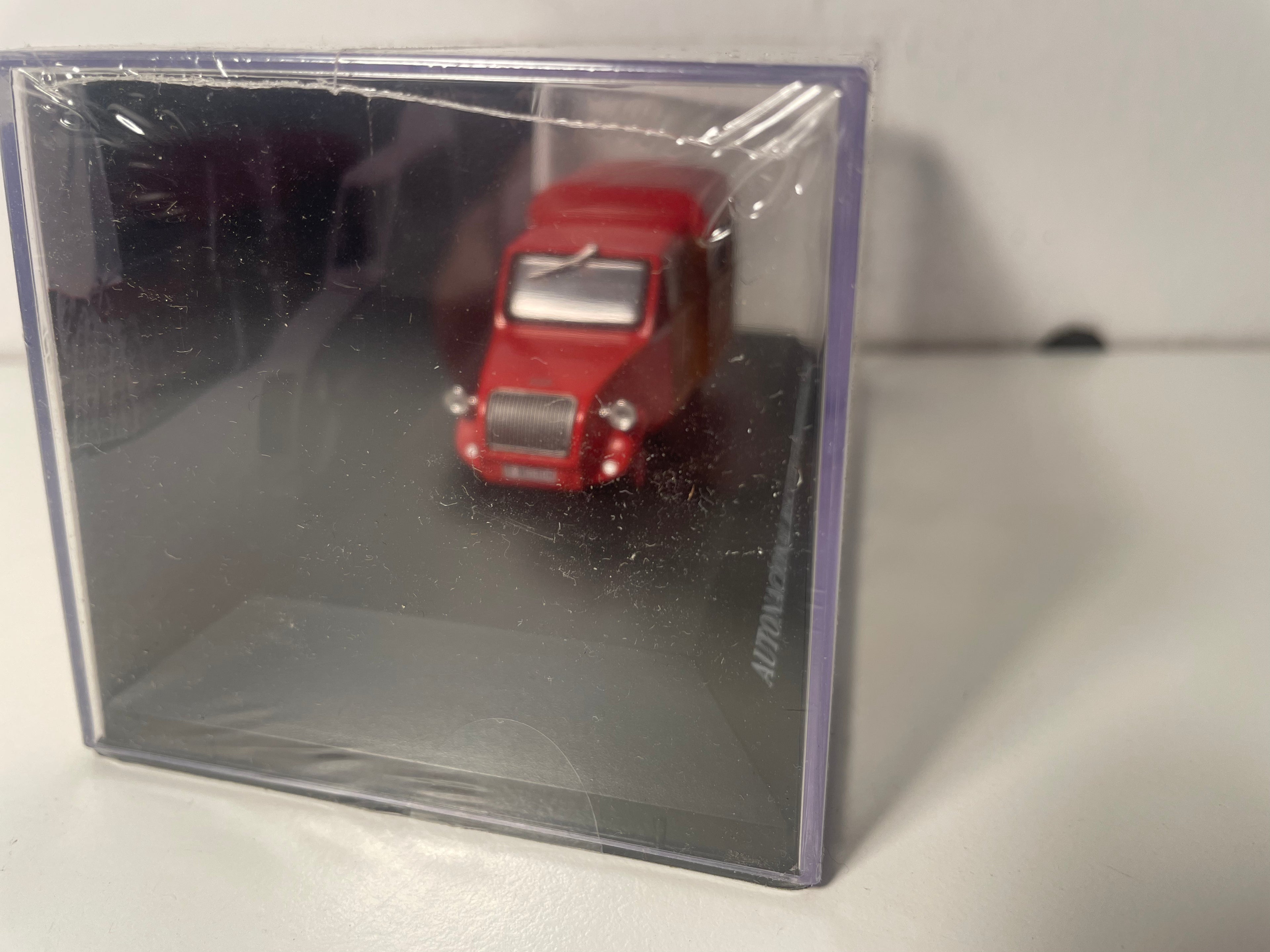 Micro coche de antaño Autonacional Biscuter Furgoneta 200-L marrón y rojo de 1958 - coche español