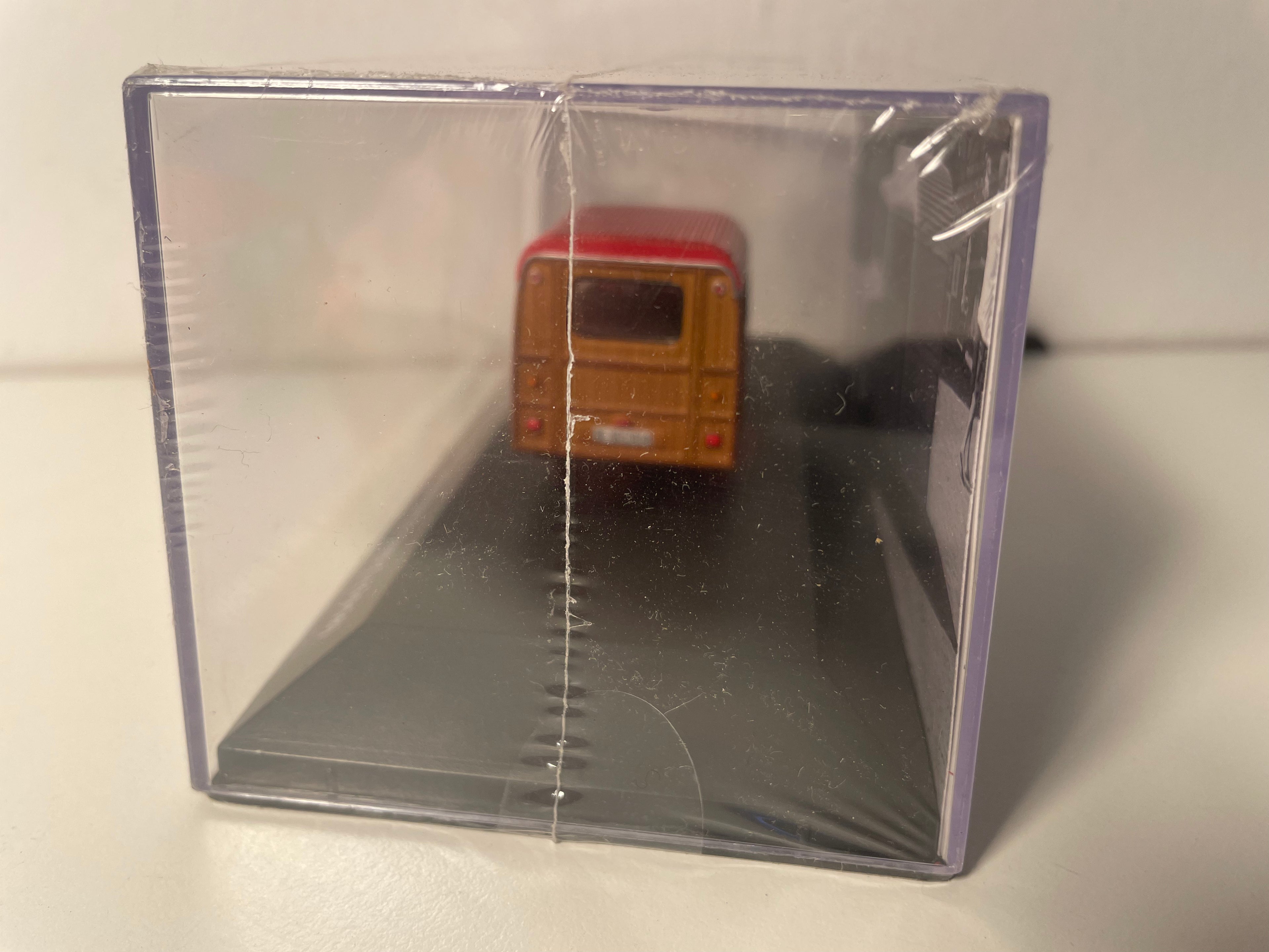 Micro coche de antaño Autonacional Biscuter Furgoneta 200-L marrón y rojo de 1958 - coche español