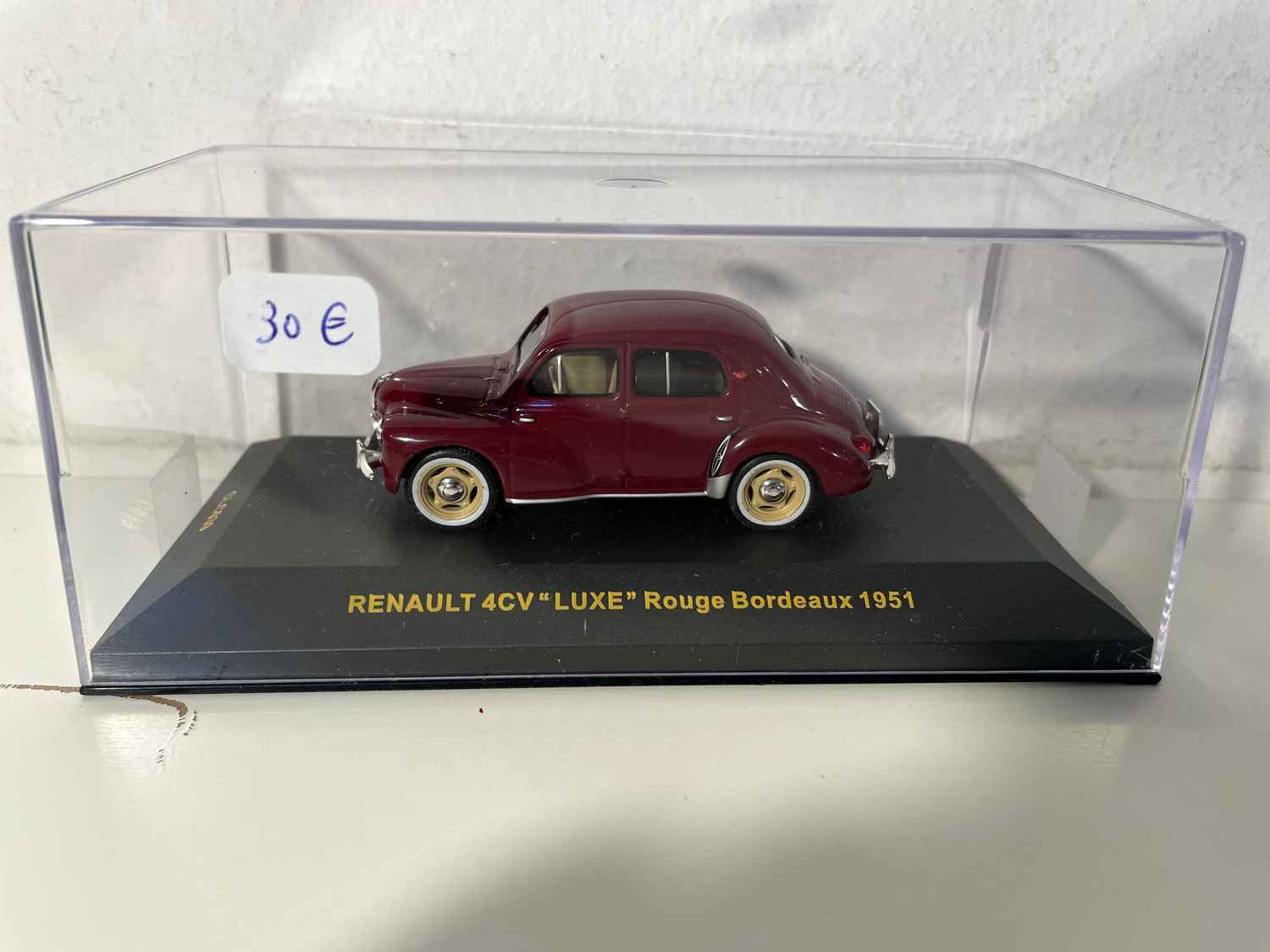 Renault 4 CV Luxe bordeauxrood uit 1951 (IXO)