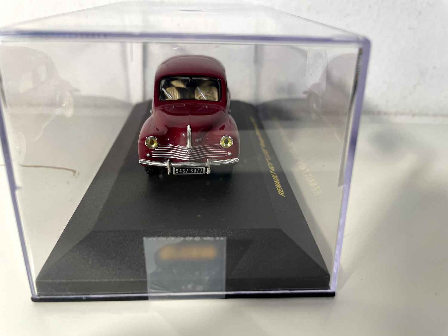 Renault 4 CV Luxe bordeauxrood uit 1951 (IXO)