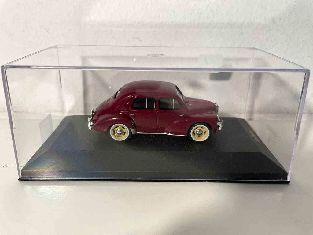 Renault 4 CV Luxe bordeauxrood uit 1951 (IXO)