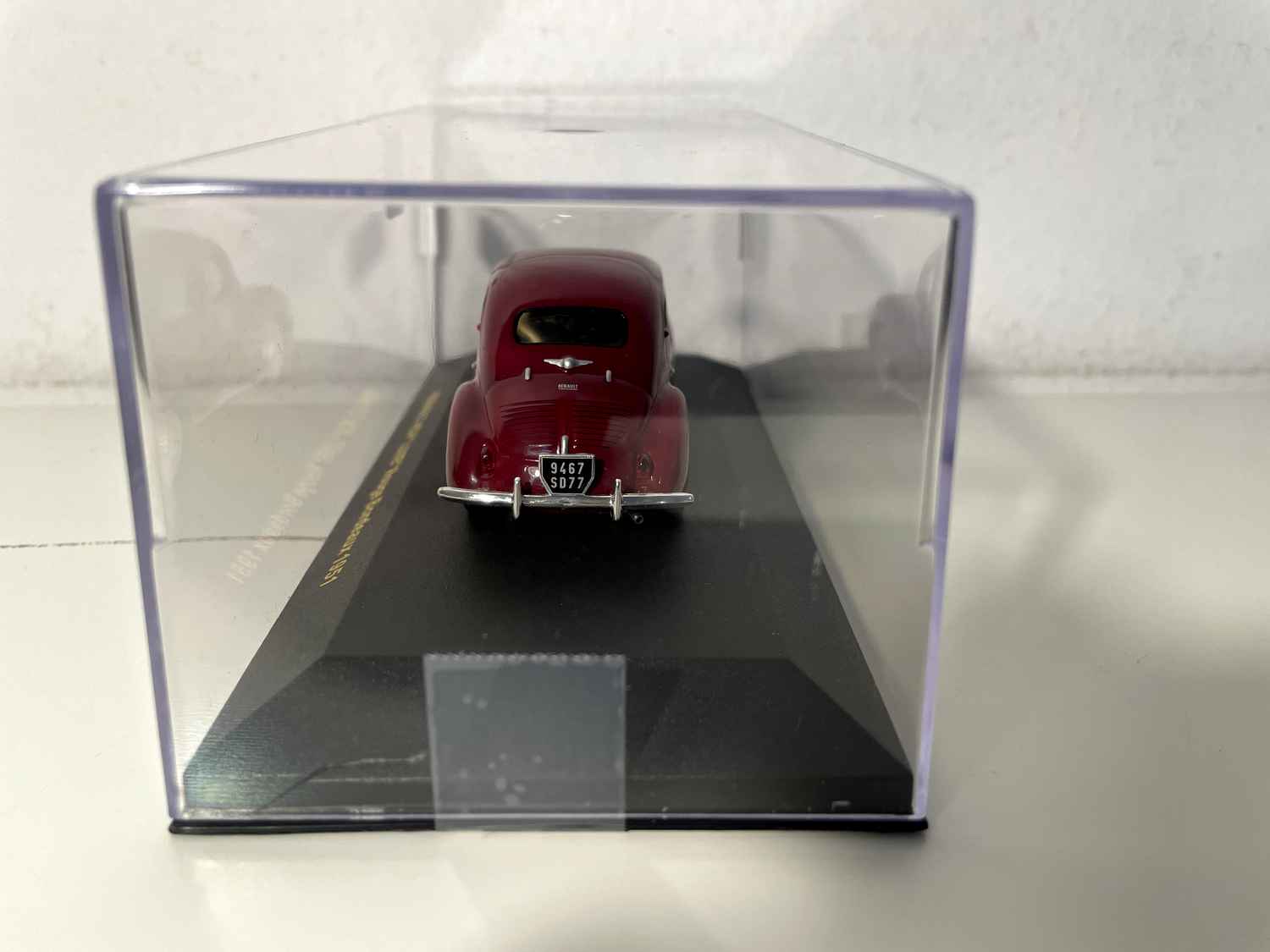 Renault 4 CV Luxe bordeauxrood uit 1951 (IXO)