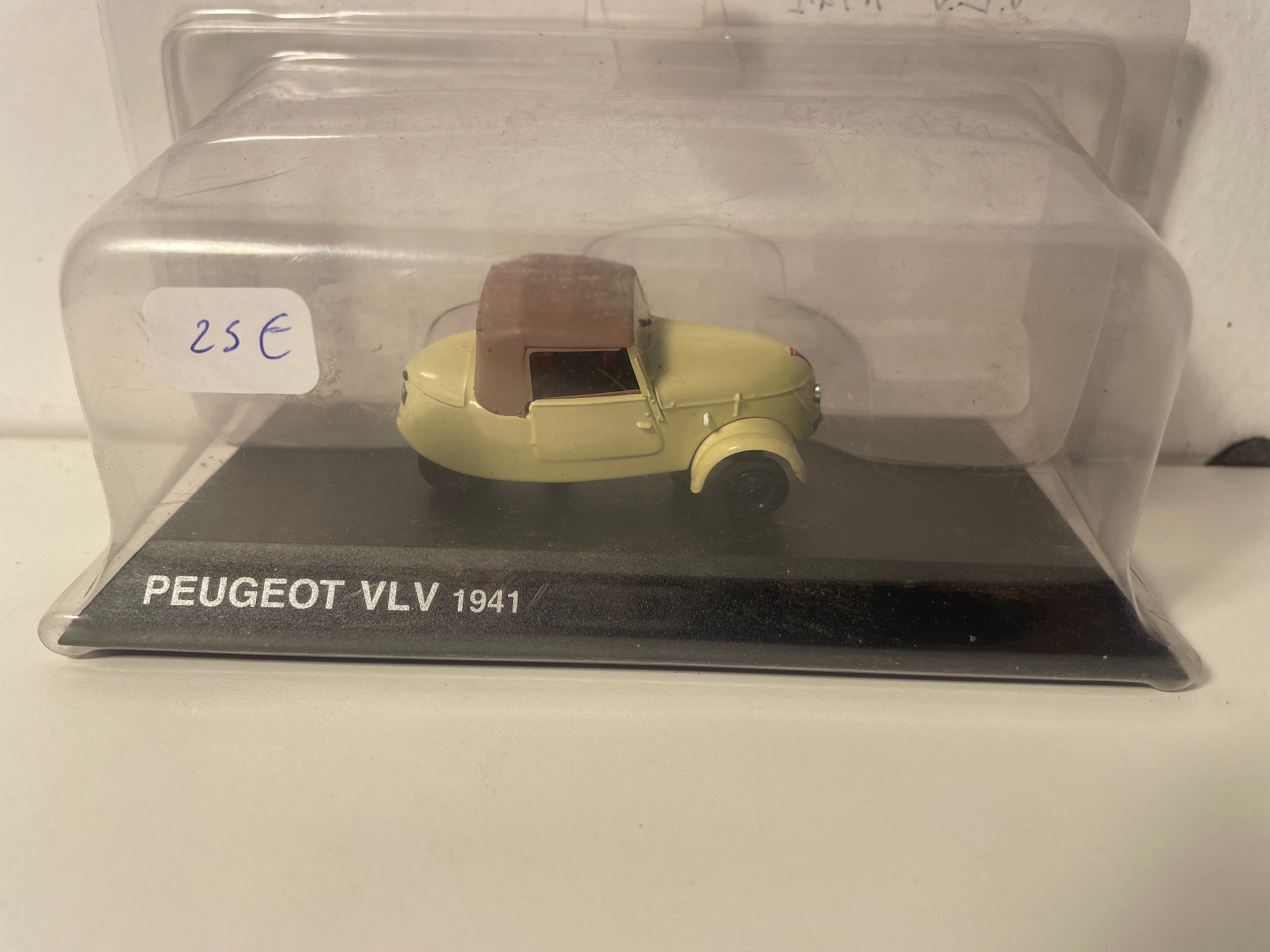 Micro voiture d'antan Peugeot VLV beige de 1941 - voiture française (blister)