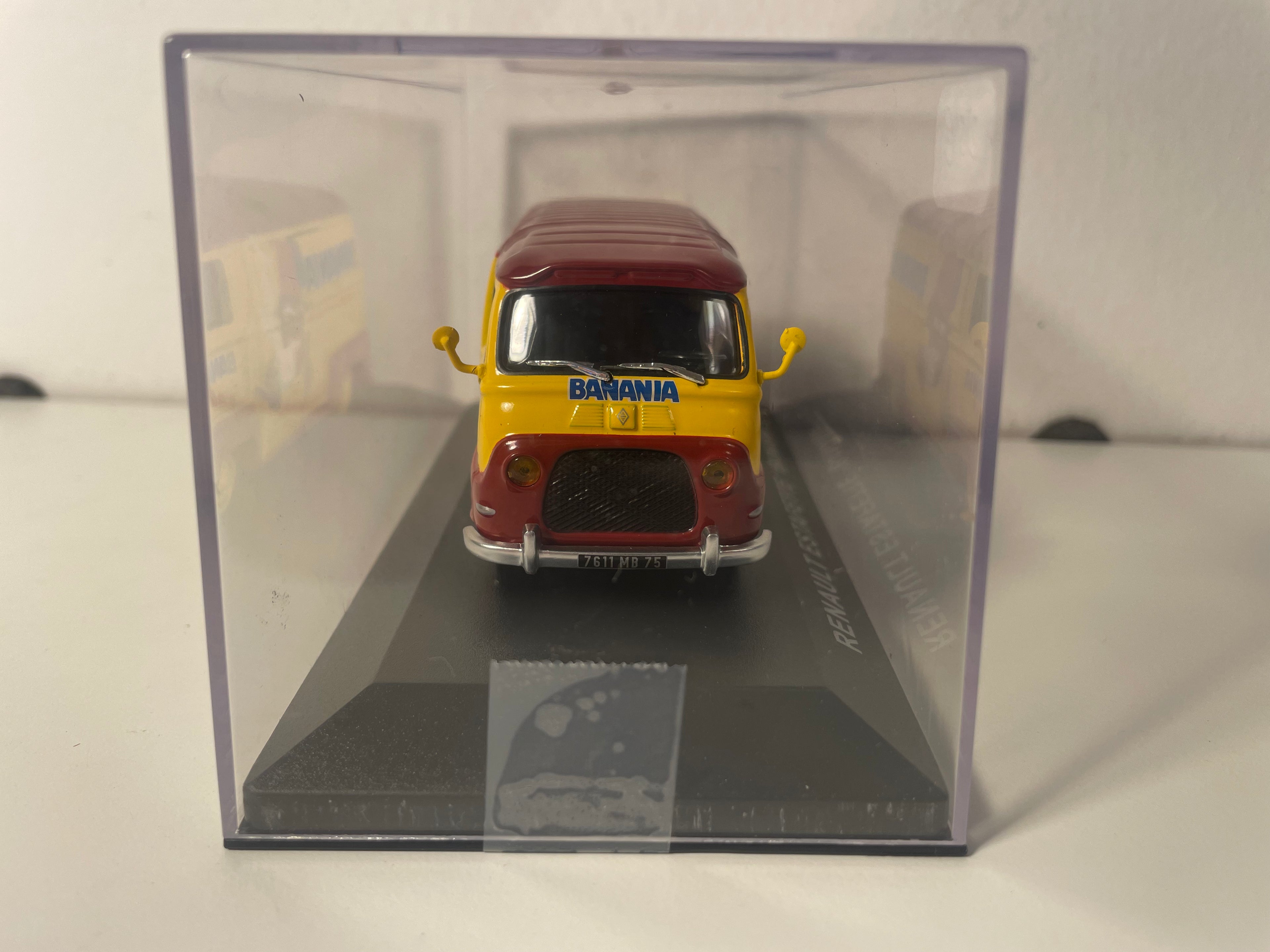 Renault estafette jaune et marron avec publicité BANANIA