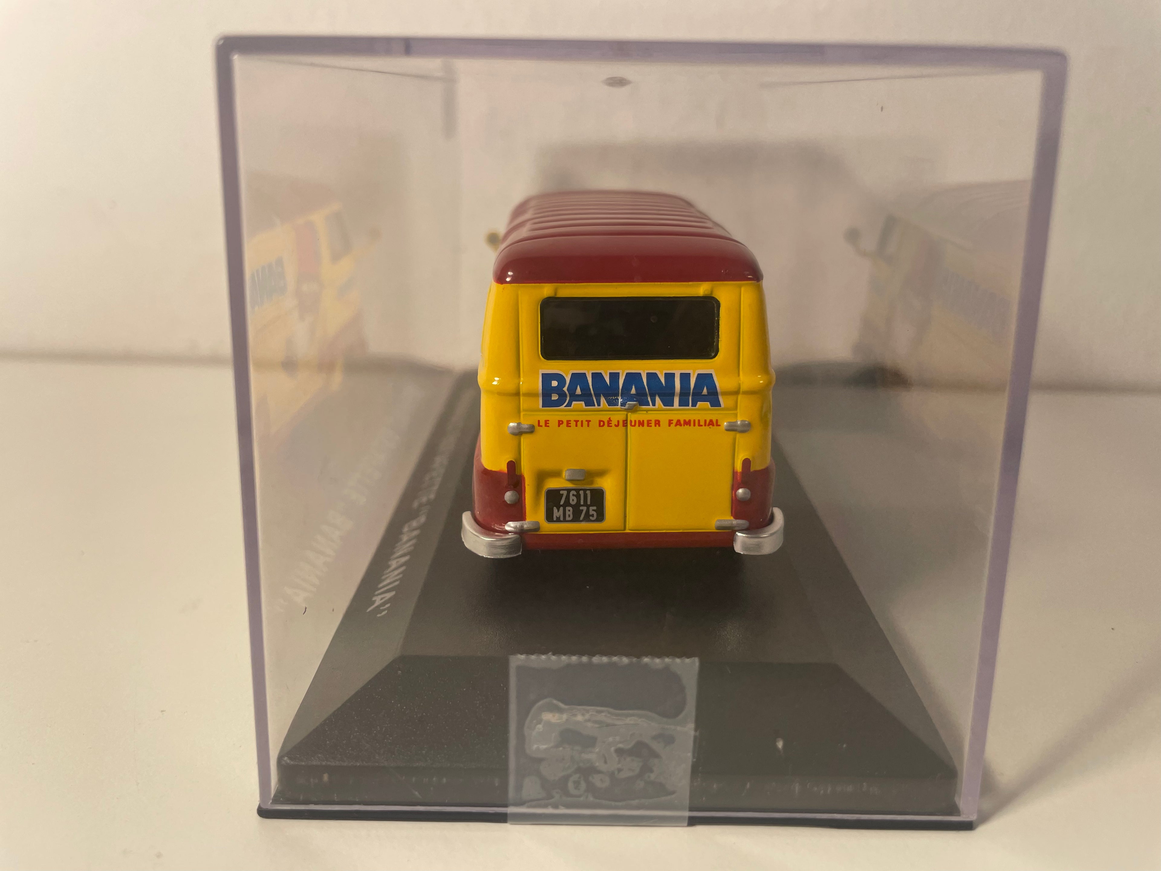 Renault estafette jaune et marron avec publicité BANANIA