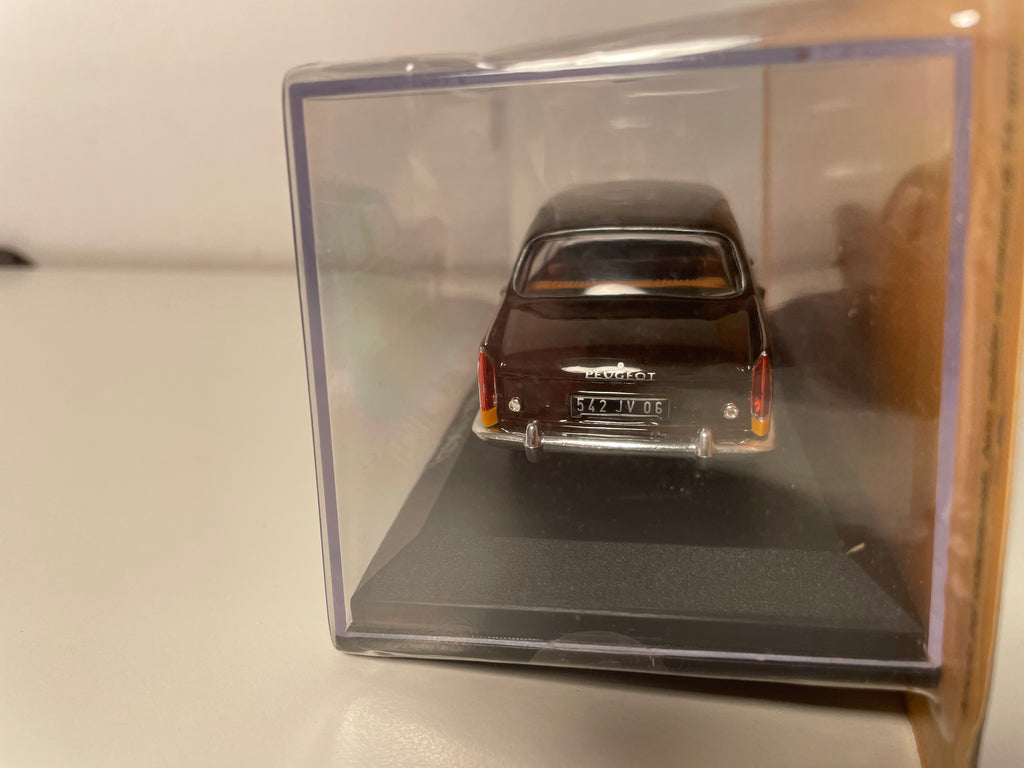 Peugeot 404 in Dunkelbraun aus dem Jahr 1962