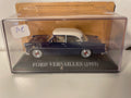Ford Versailles blu del 1955 con tetto bianco sporco