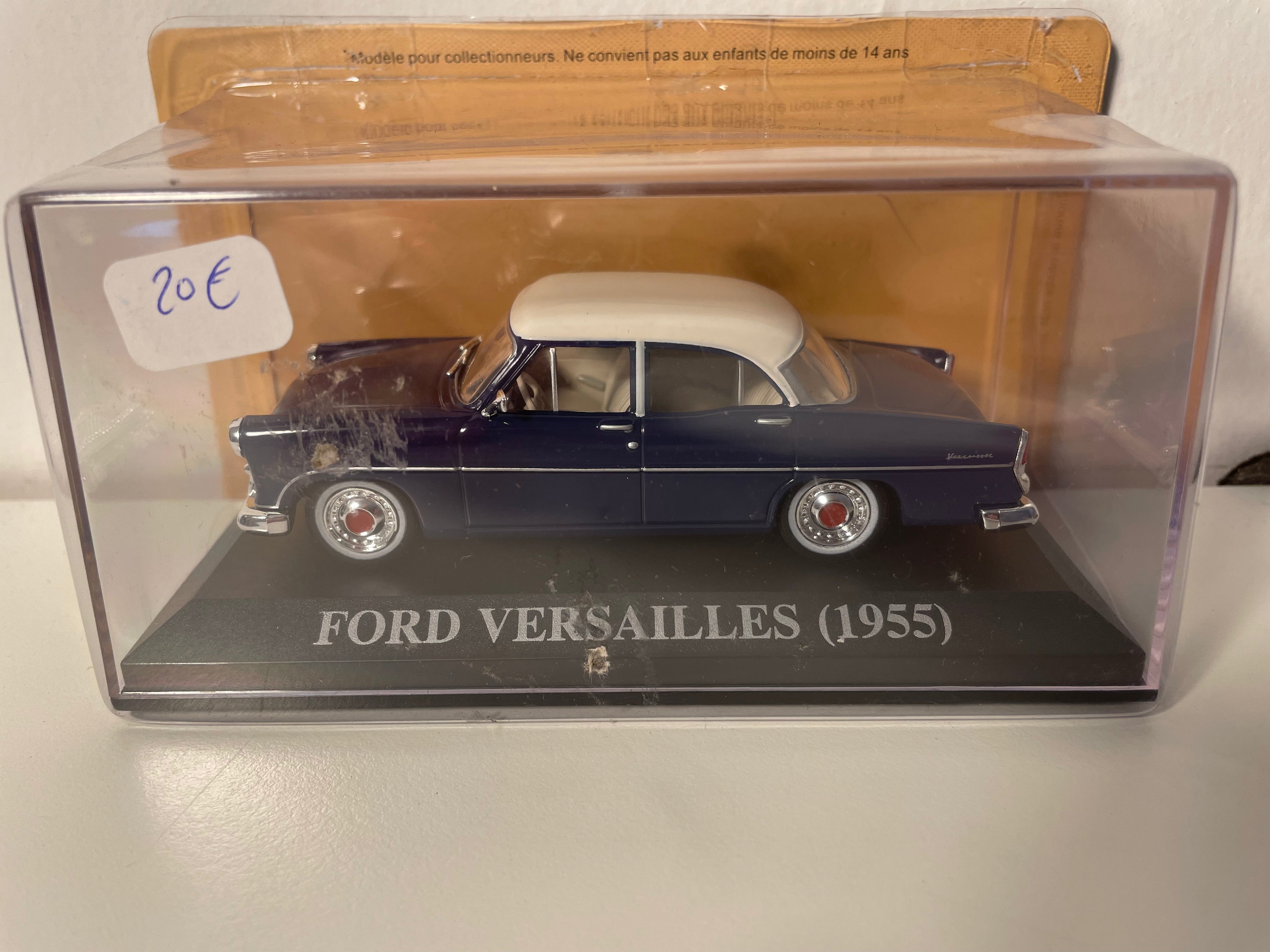 Ford Versailles Blue z 1955 roku z kremowym dachem