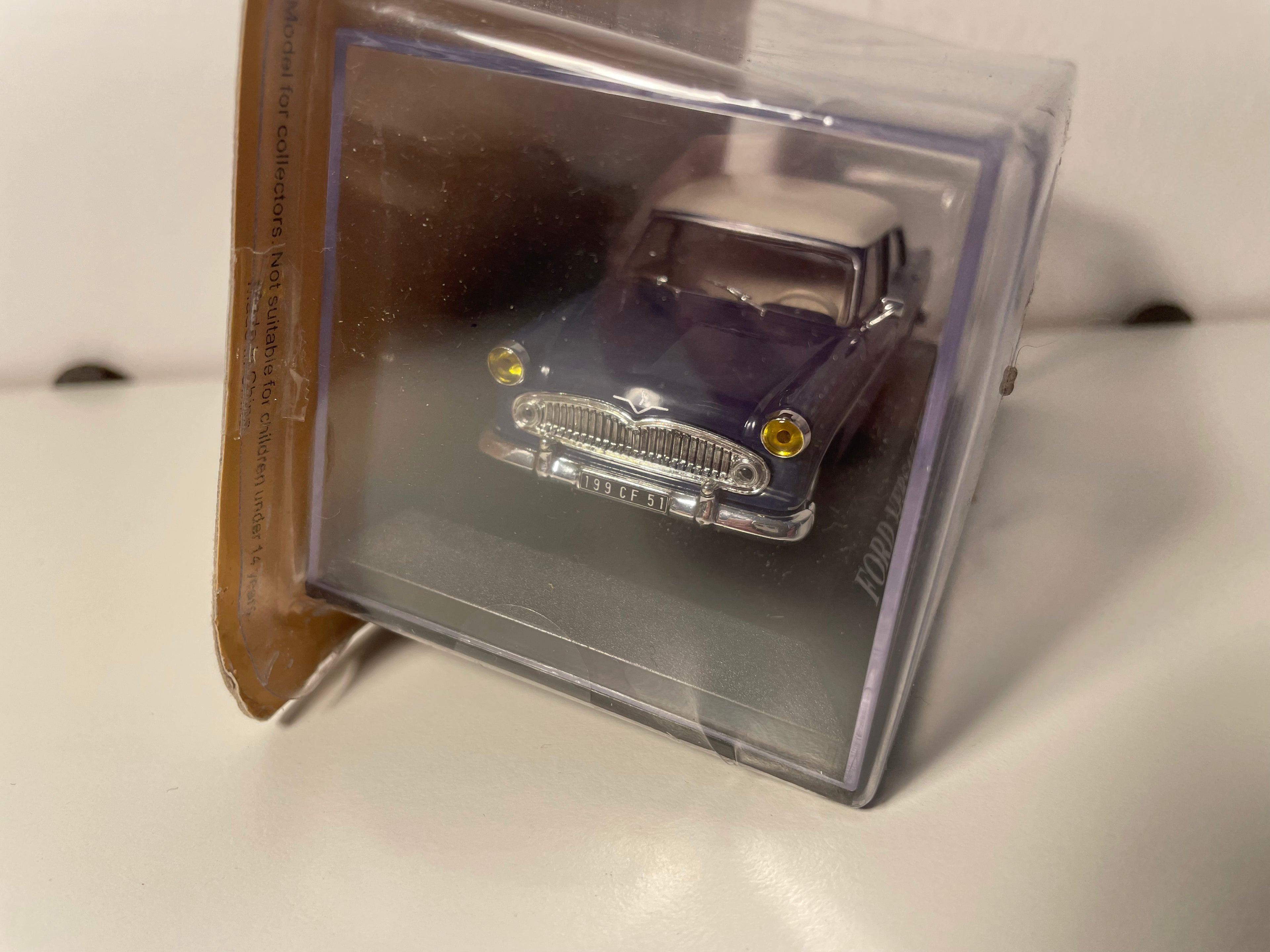 Ford Versailles Blue z 1955 roku z kremowym dachem