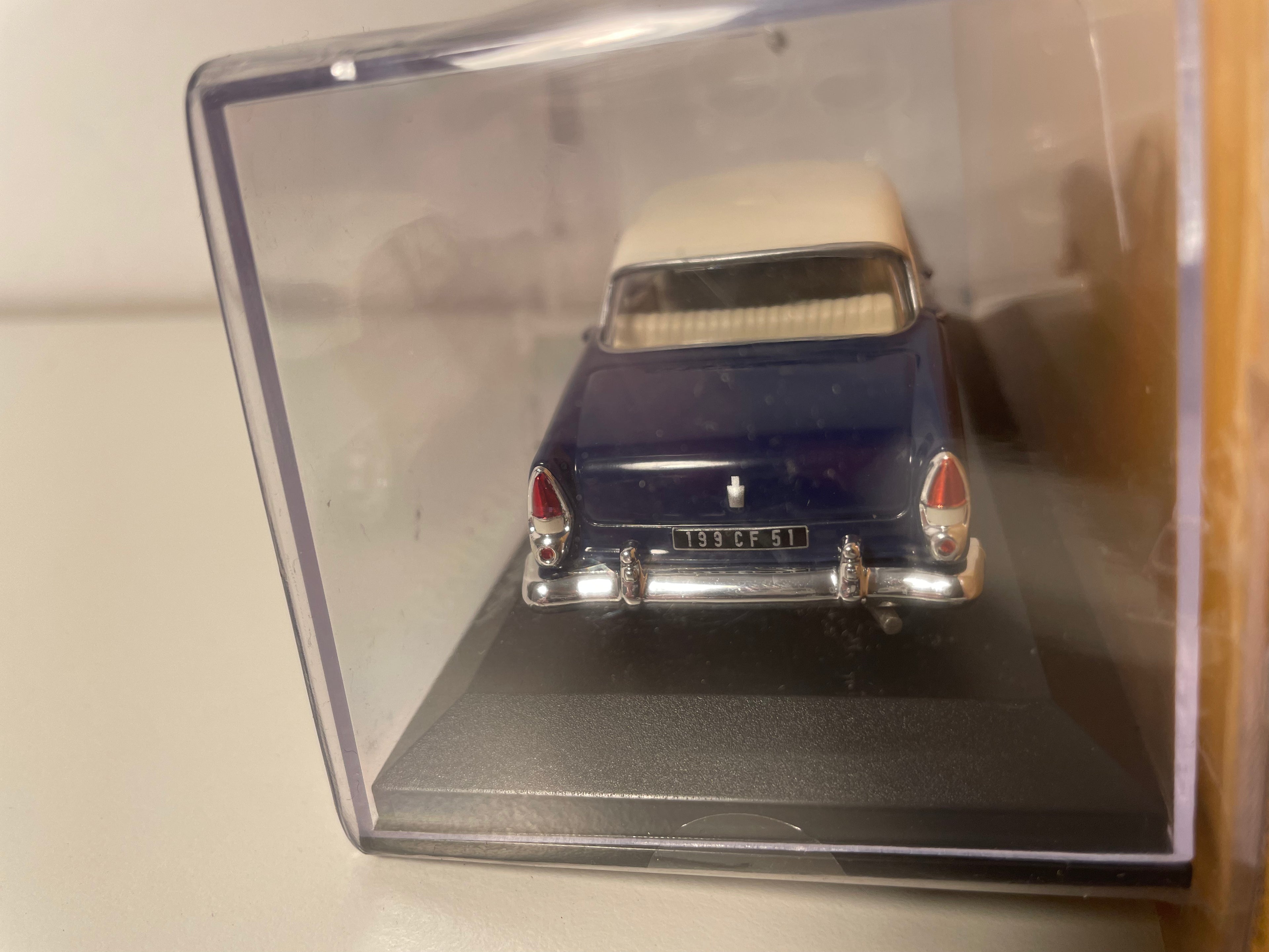 Ford Versailles Blue z 1955 roku z kremowym dachem
