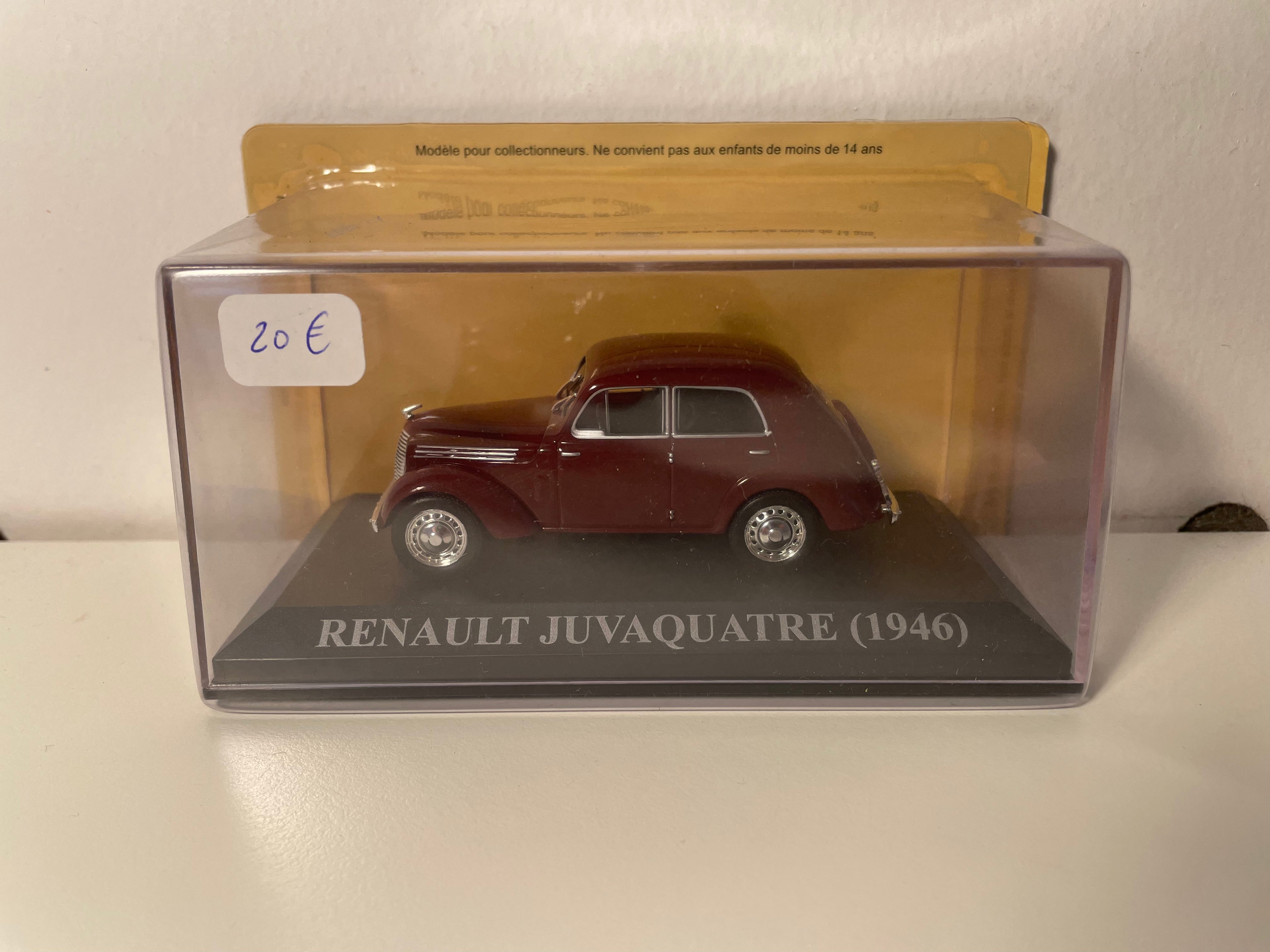 Renault Juvaquatre color burdeos de 1946