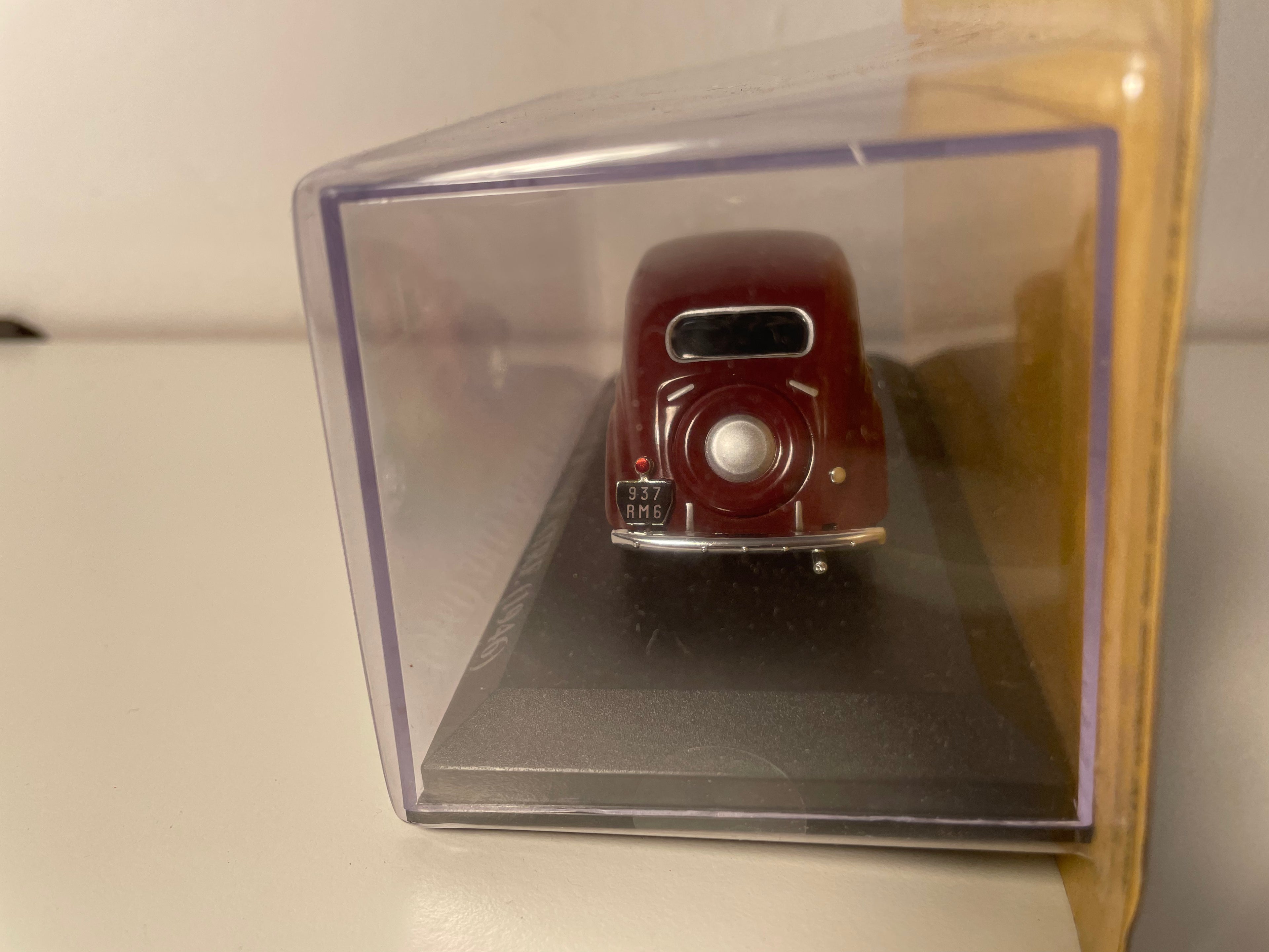 Renault Juvaquatre color burdeos de 1946