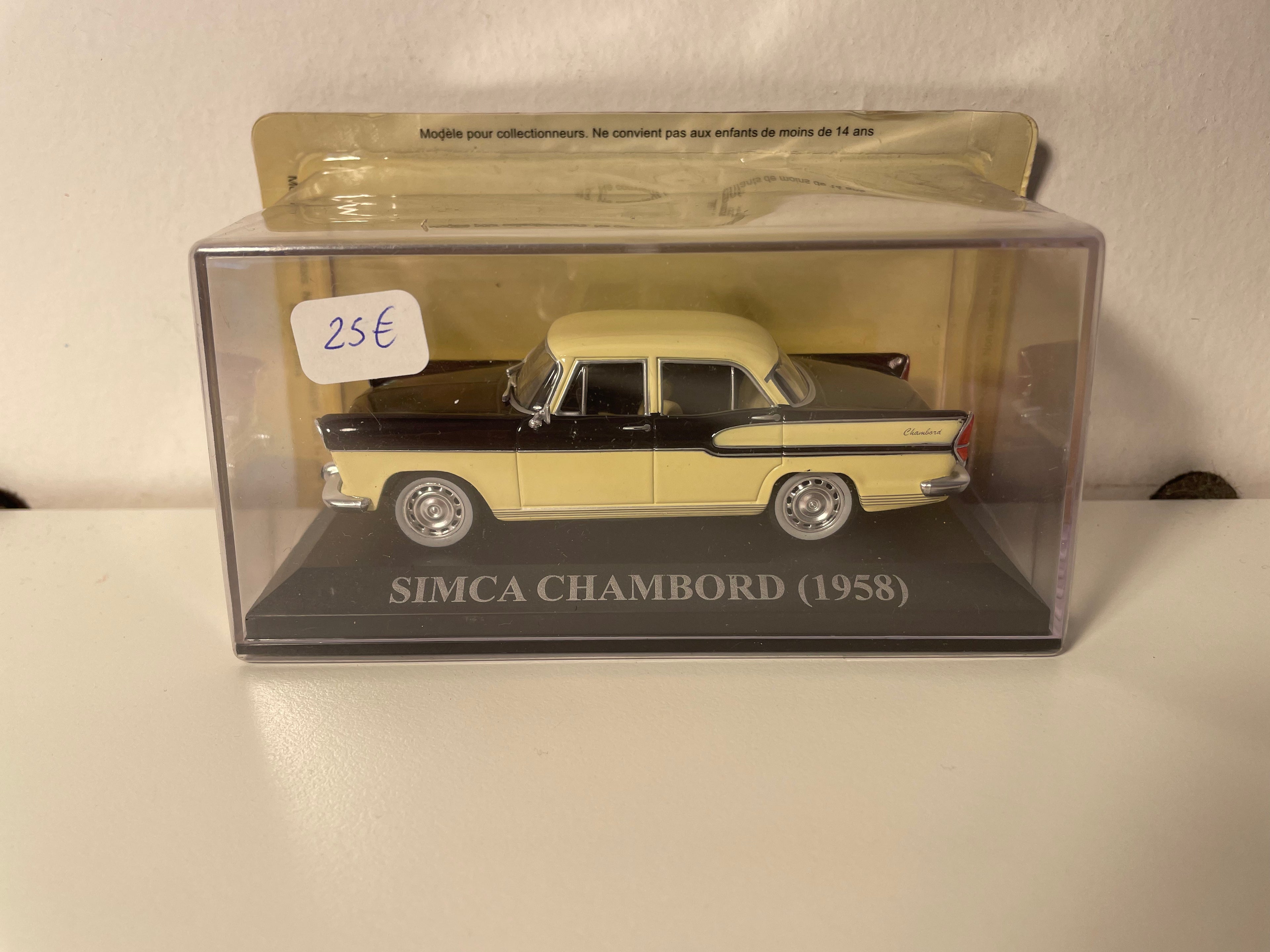 SIMCA Chambord beige y negro de 1958