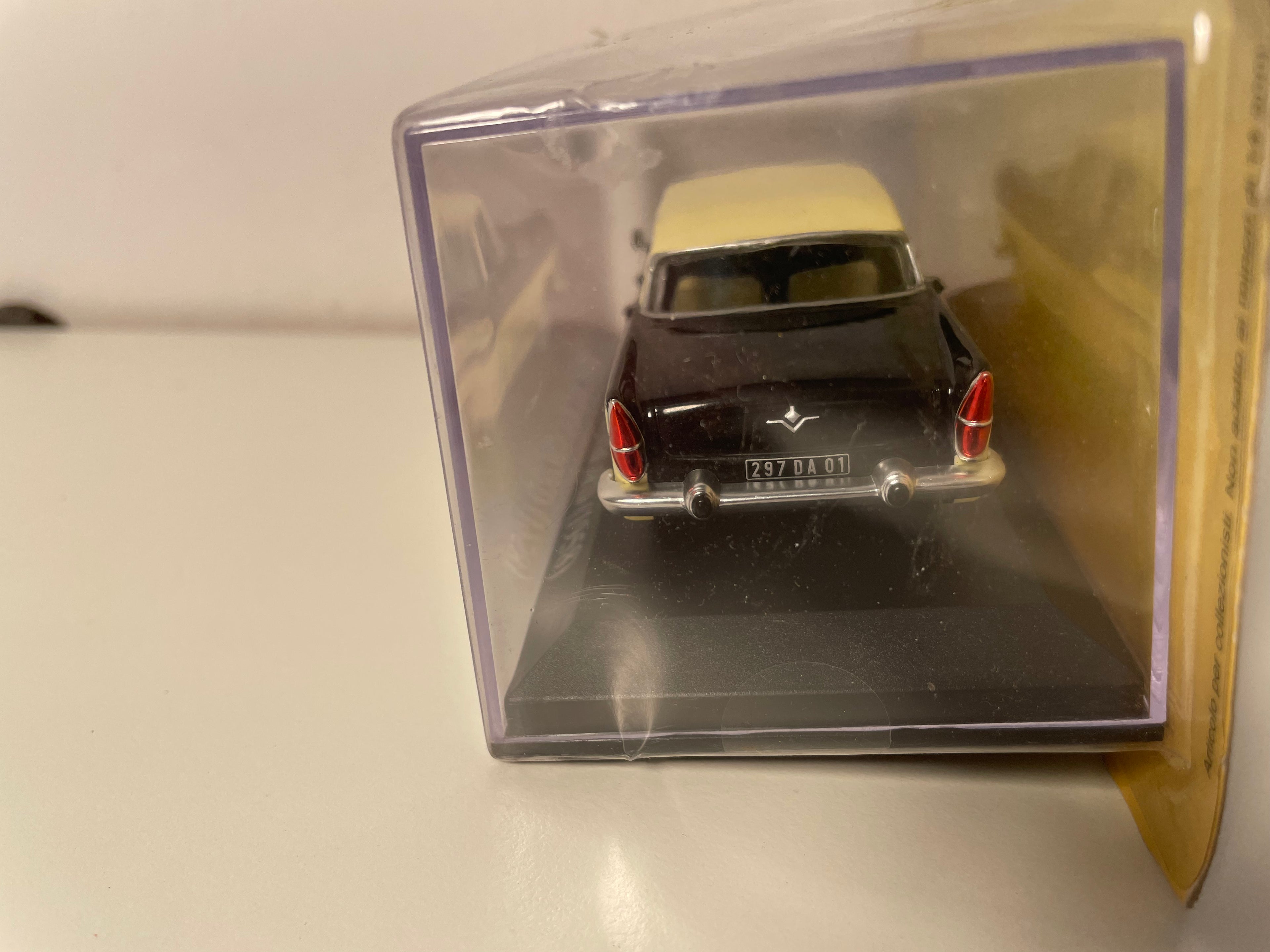 SIMCA Chambord beige y negro de 1958