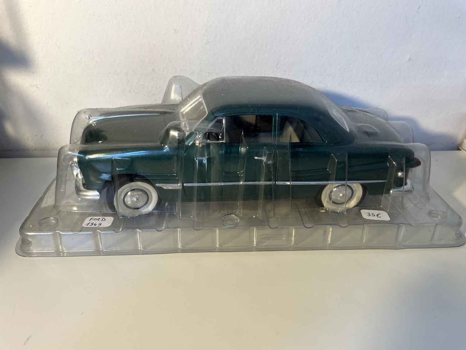 Zielony Ford z 1949 roku (Solido w skali 1/18)