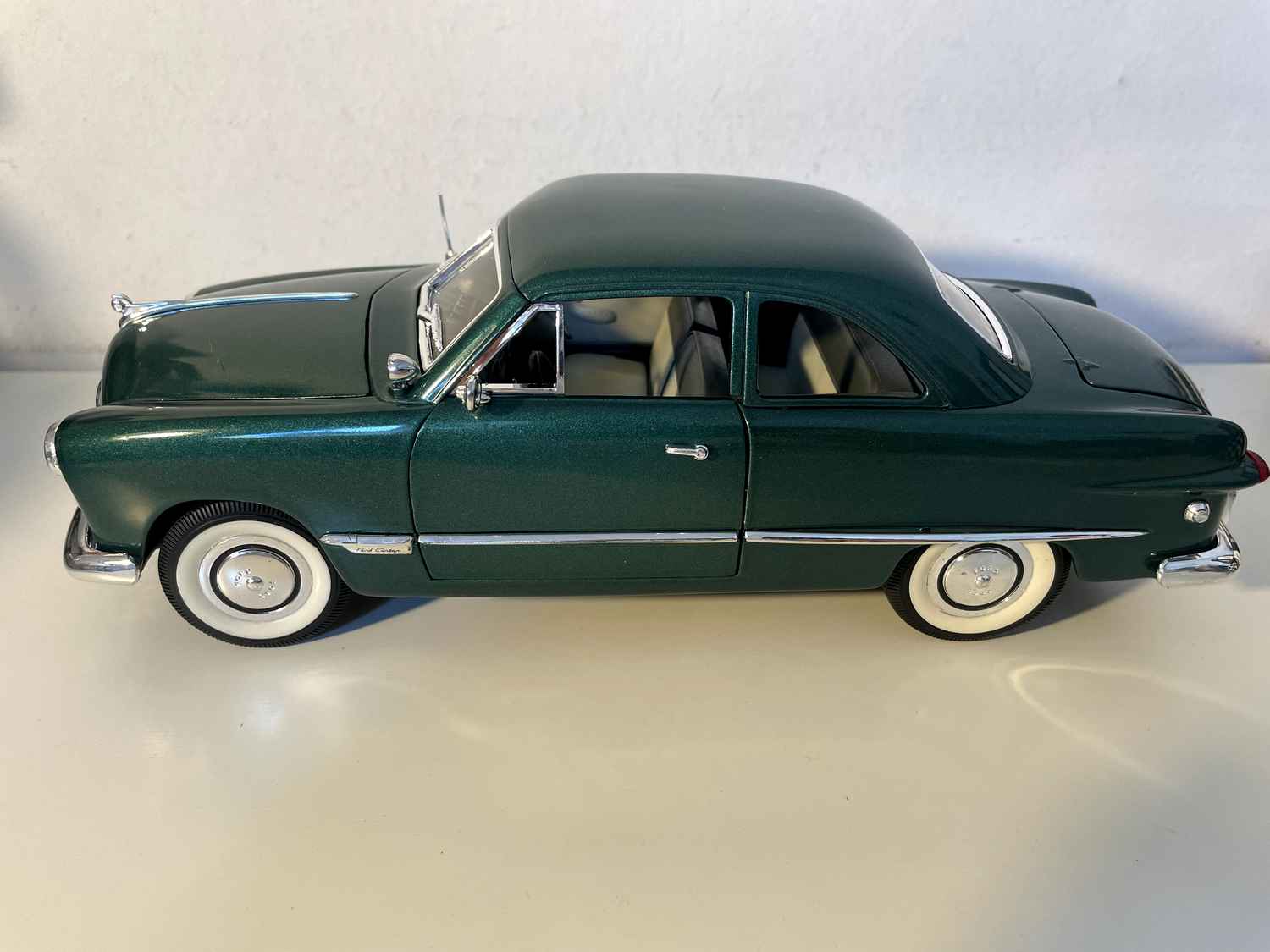 Zielony Ford z 1949 roku (Solido w skali 1/18)