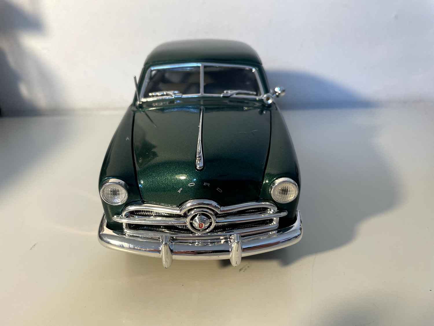 Zielony Ford z 1949 roku (Solido w skali 1/18)