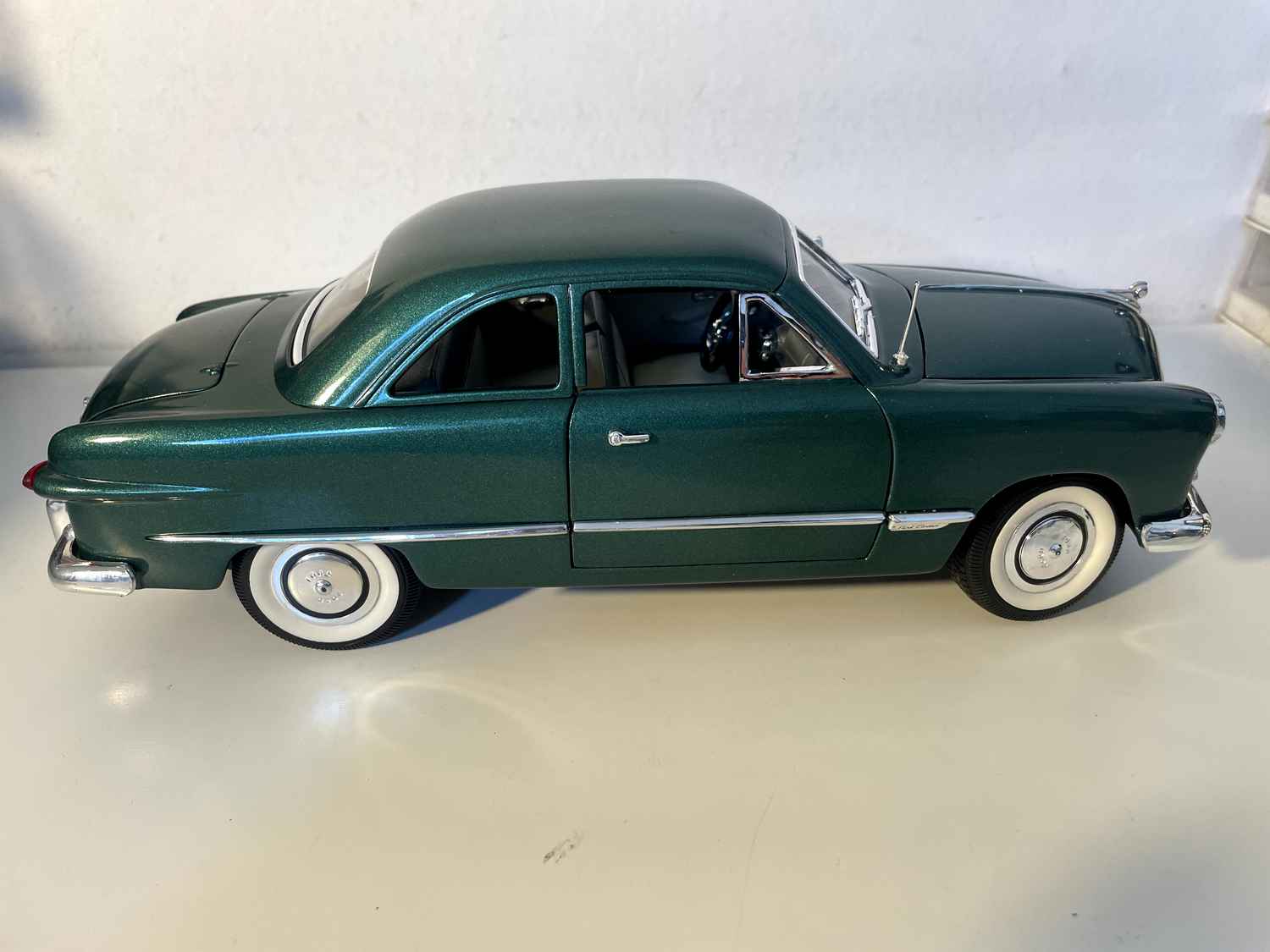 Zielony Ford z 1949 roku (Solido w skali 1/18)