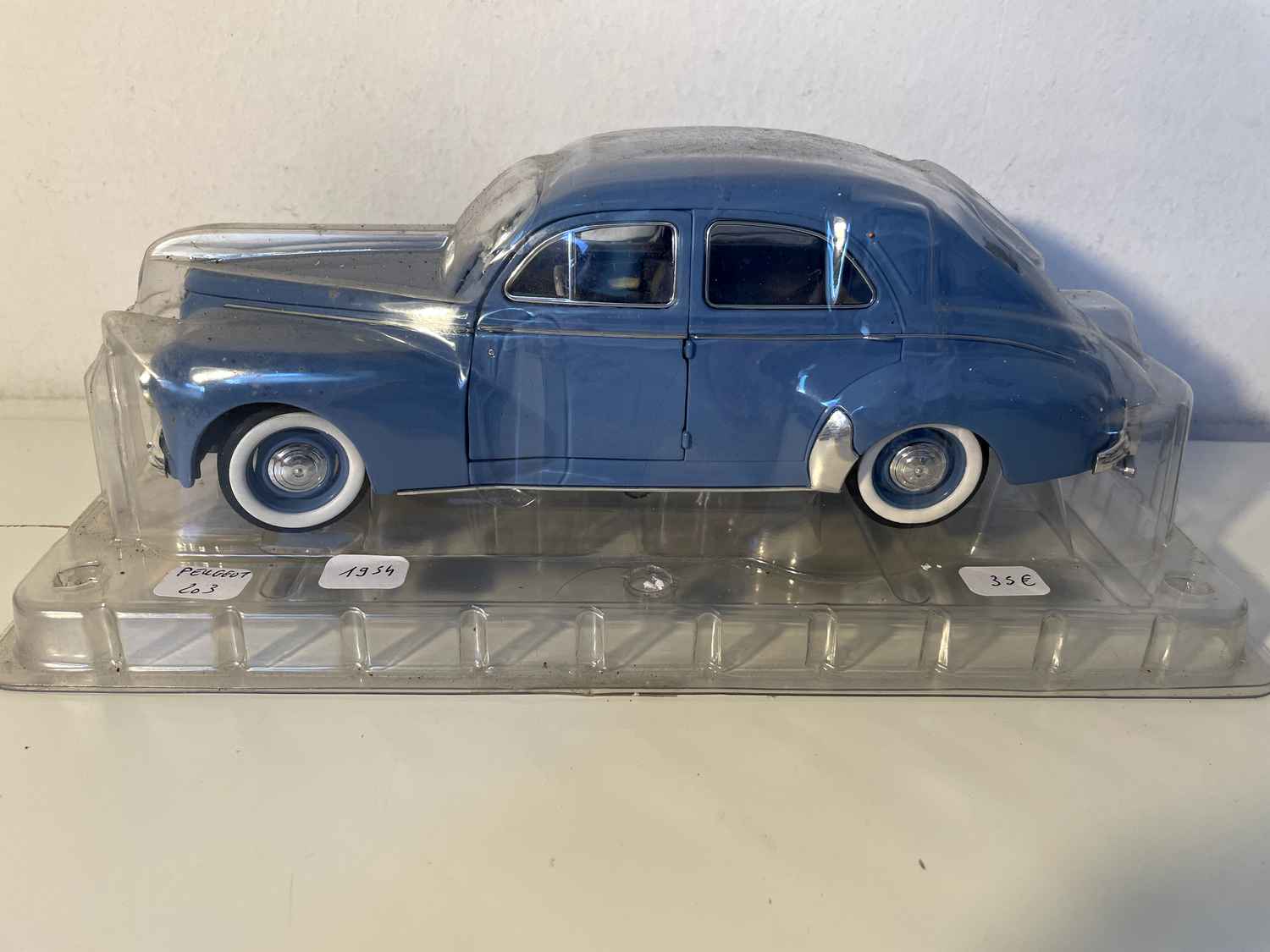Niebieski Peugeot 203 z 1954 roku (Solido w skali 1/18)