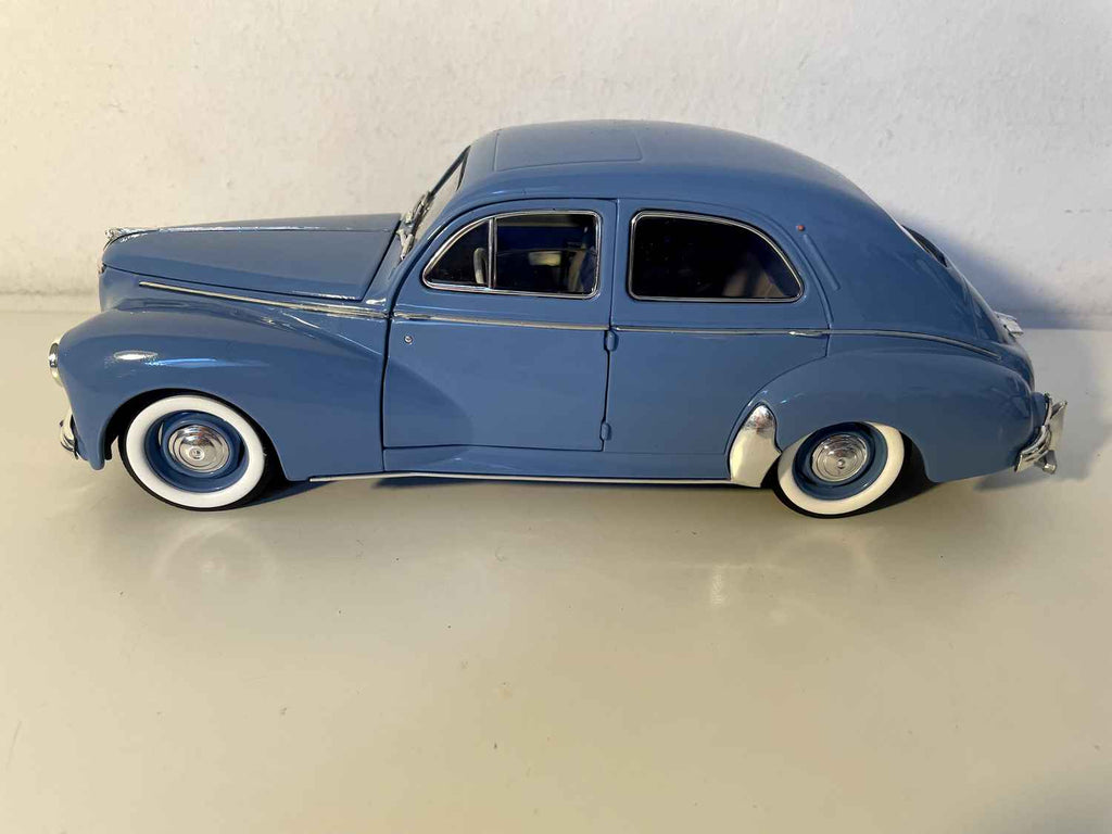Niebieski Peugeot 203 z 1954 roku (Solido w skali 1/18)