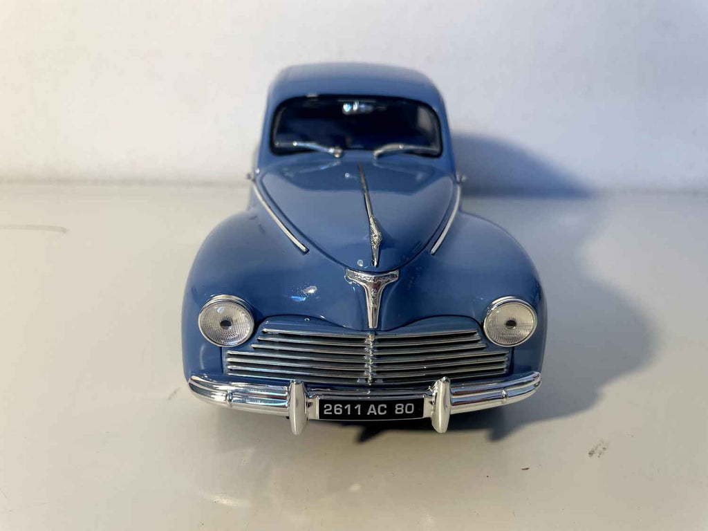 Niebieski Peugeot 203 z 1954 roku (Solido w skali 1/18)