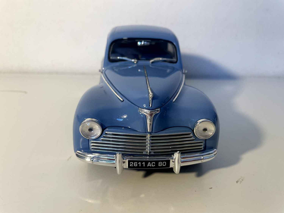 Niebieski Peugeot 203 z 1954 roku (Solido w skali 1/18)