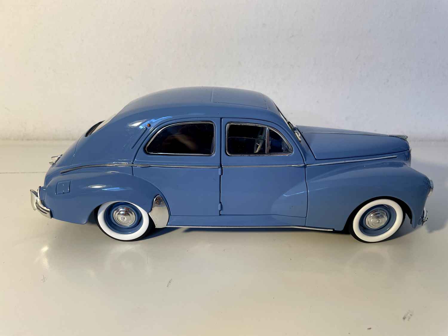Niebieski Peugeot 203 z 1954 roku (Solido w skali 1/18)