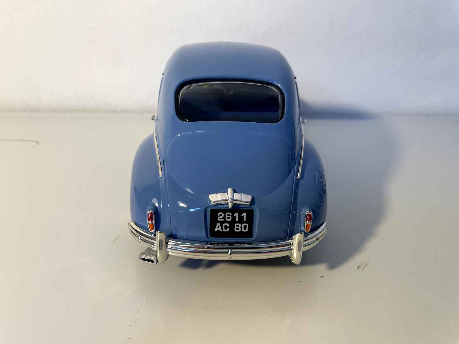 Niebieski Peugeot 203 z 1954 roku (Solido w skali 1/18)