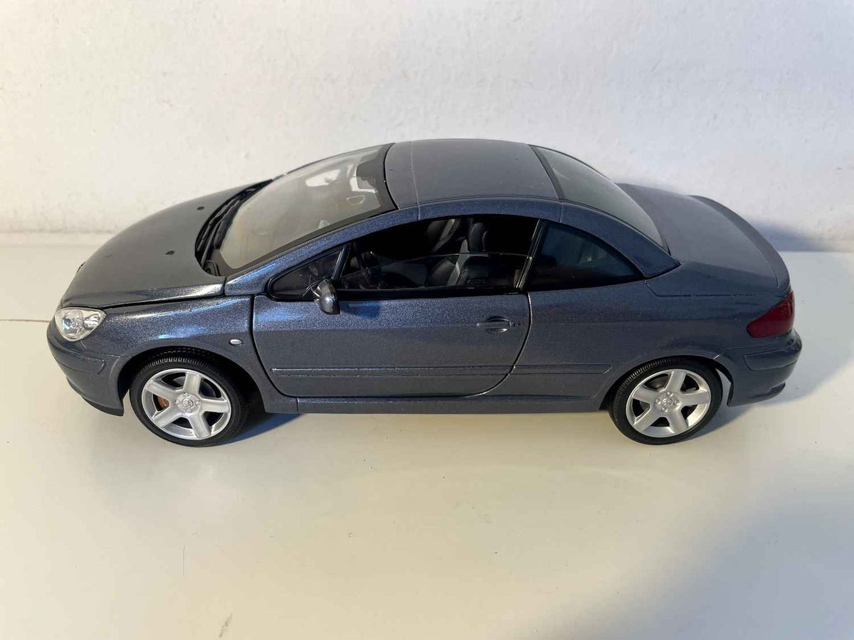 Peugeot 307 CC bleue grisée? (Solido échelle 1/18ème)