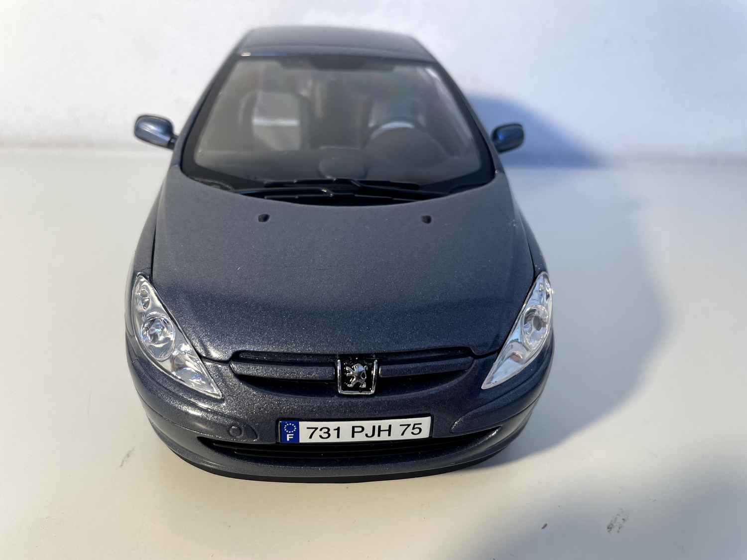 Peugeot 307 CC bleue grisée? (Solido échelle 1/18ème)