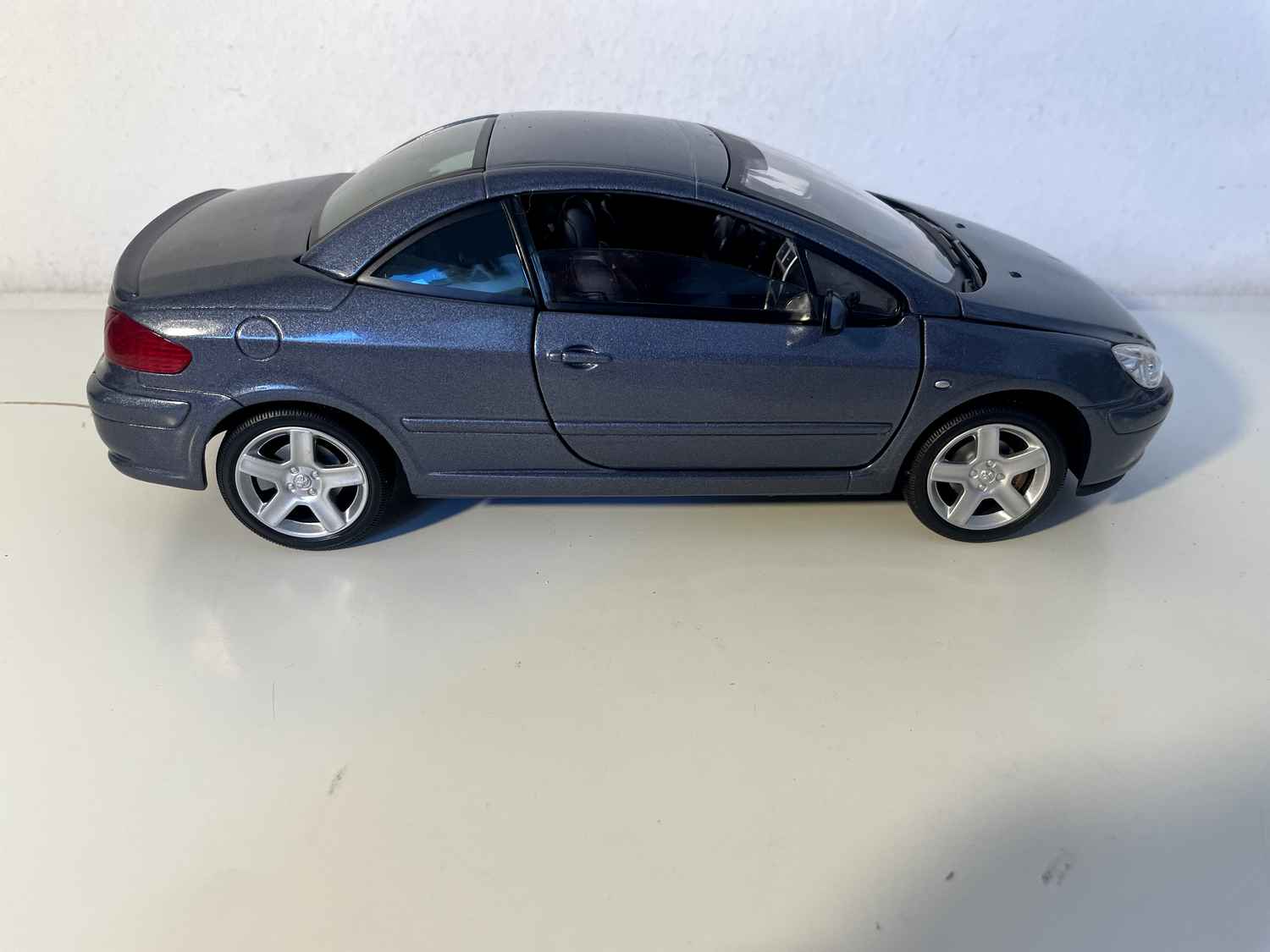 Peugeot 307 CC bleue grisée? (Solido échelle 1/18ème)