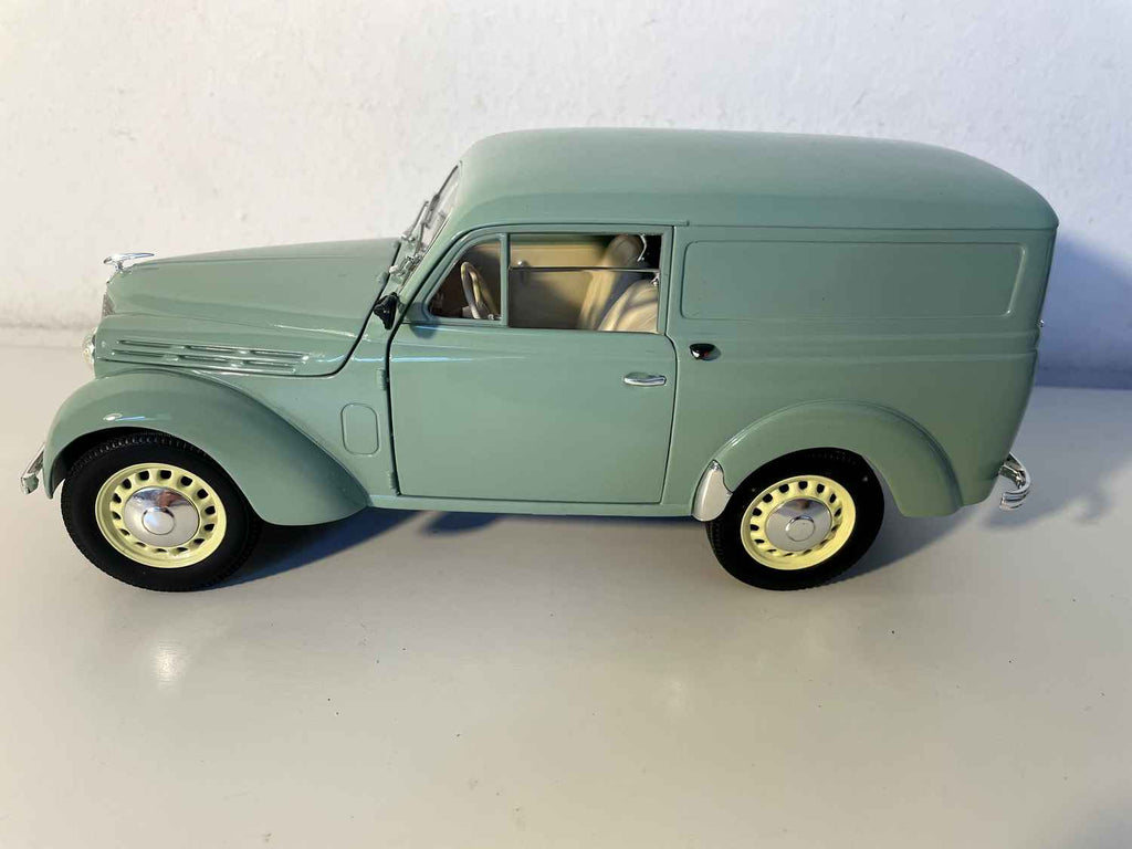 Grénge Renault Juvaquatre vun 1952 (Solido 1:18. Skala)