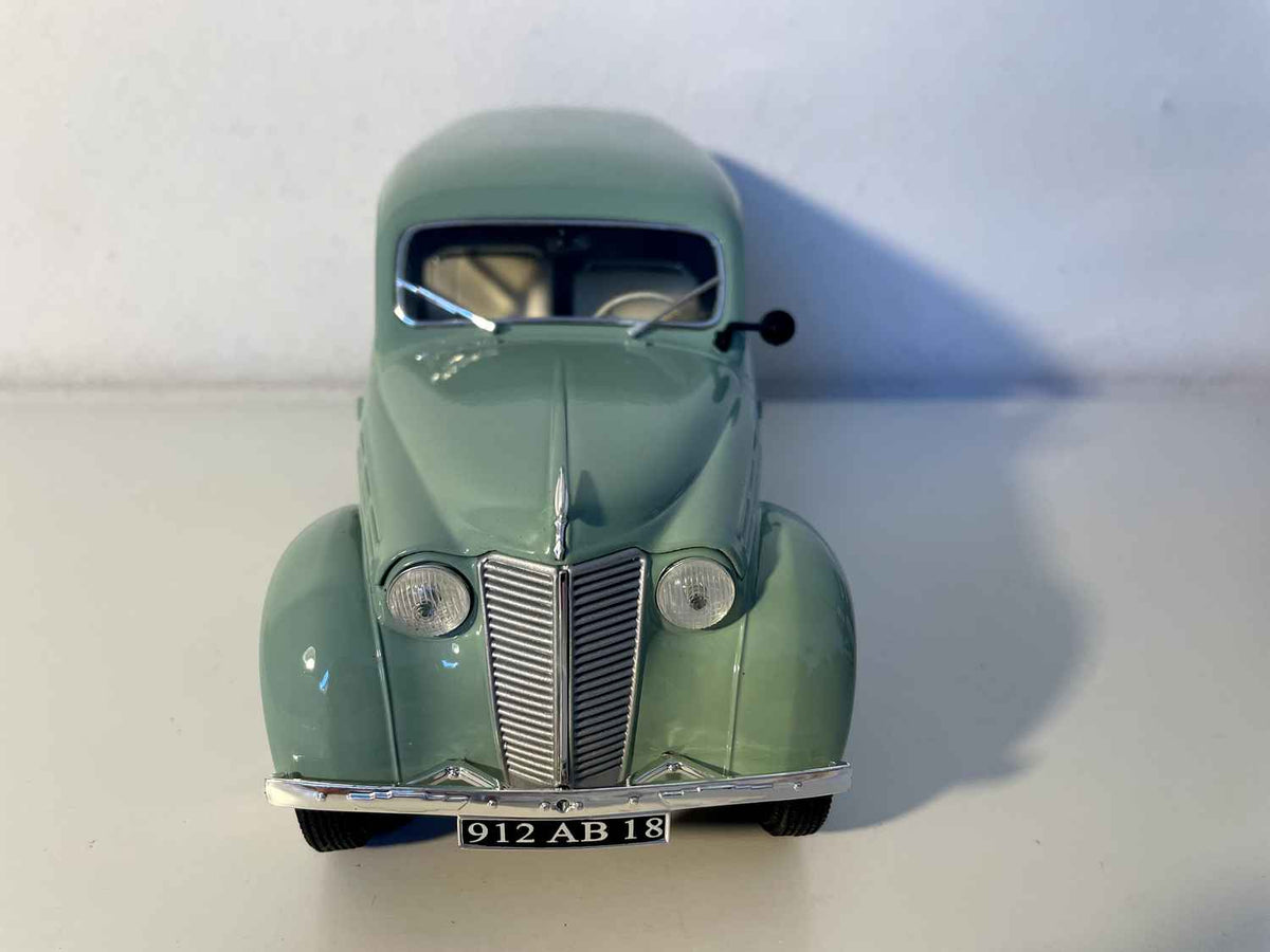 Grénge Renault Juvaquatre vun 1952 (Solido 1:18. Skala)