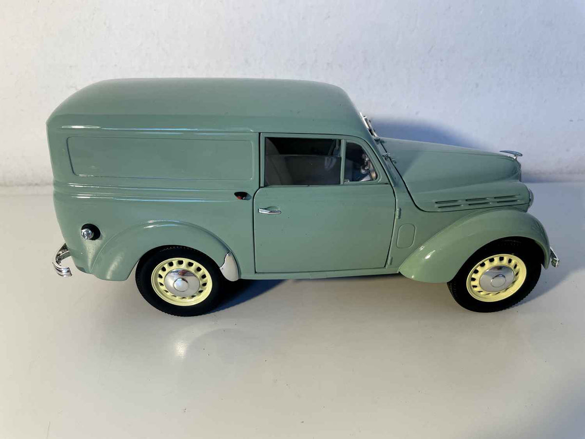 Grénge Renault Juvaquatre vun 1952 (Solido 1:18. Skala)