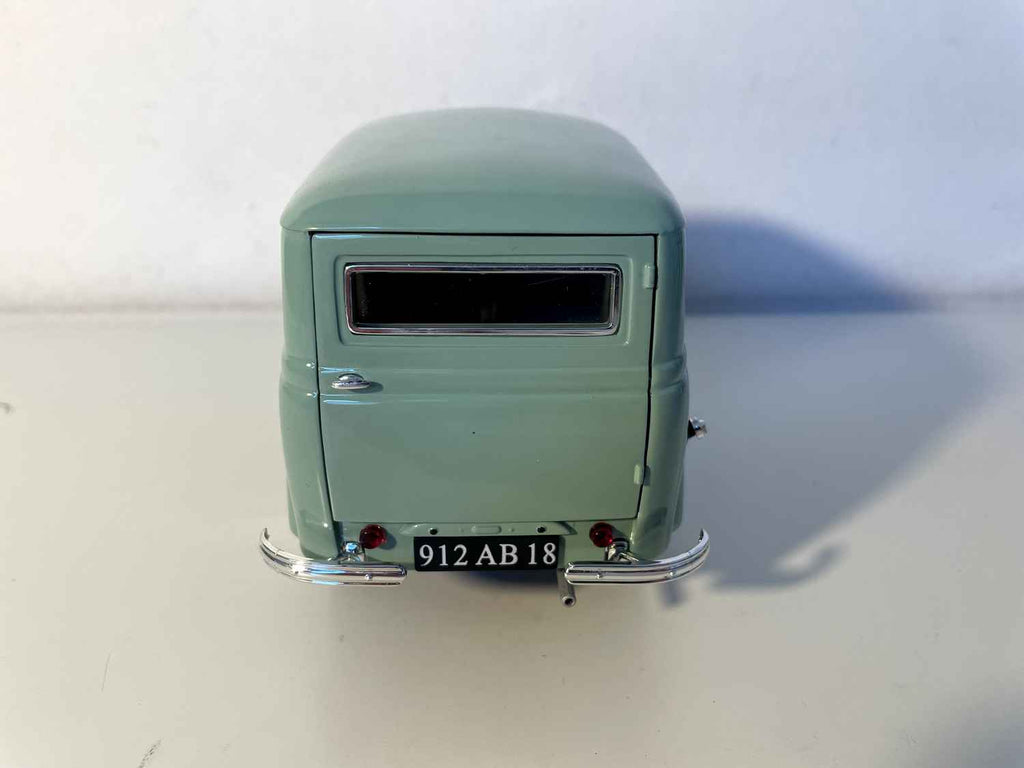 Grénge Renault Juvaquatre vun 1952 (Solido 1:18. Skala)