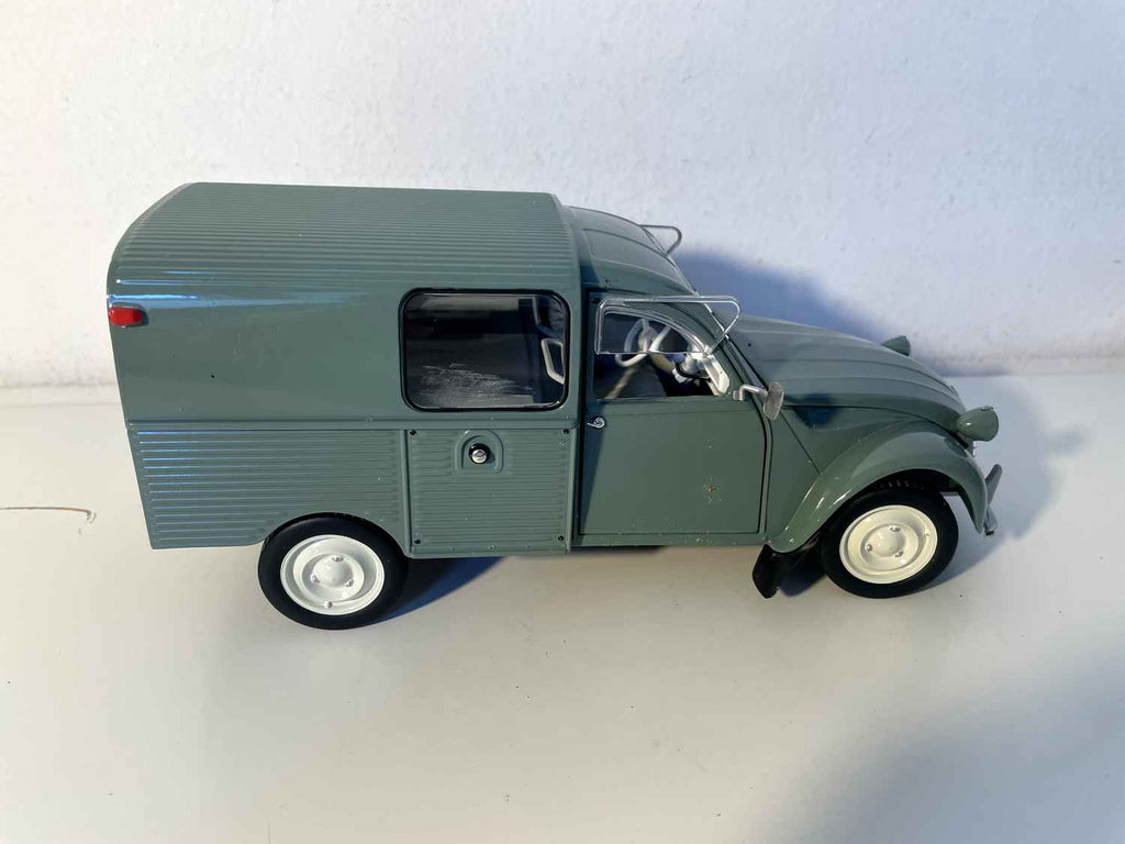 Citroën 2 CV AK350 Grau (Solido Scale 1/18.)