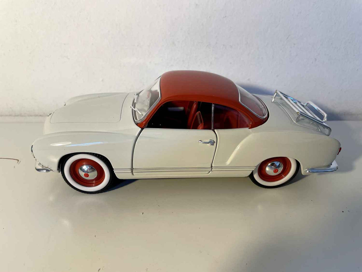 Volkswagen Karmann Ghia de 1957 en beige con techo burdeos (Solido escala 1/18)