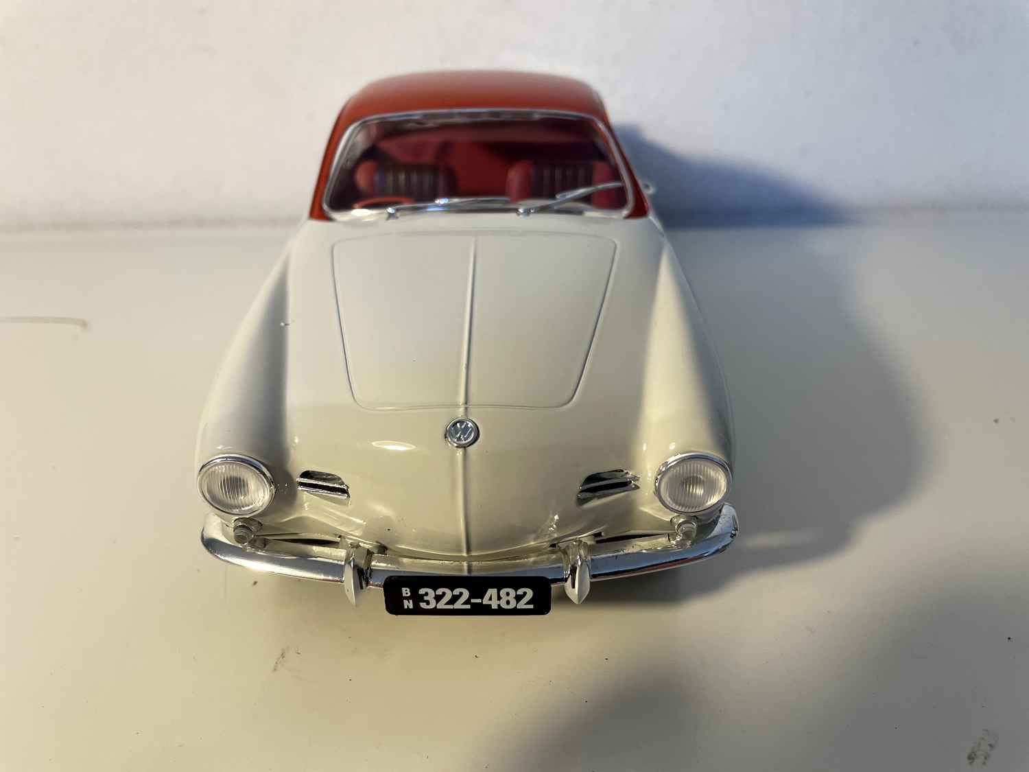 Volkswagen Karmann Ghia de 1957 en beige con techo burdeos (Solido escala 1/18)