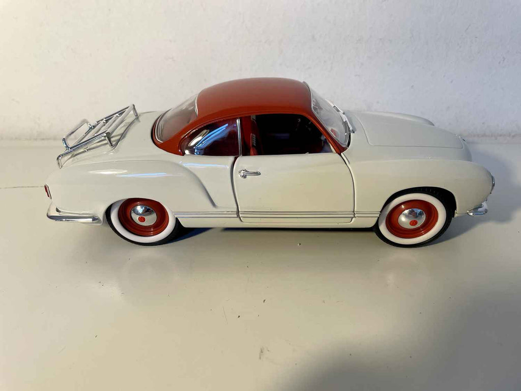 1957 Volkswagen Karmann Ghia a beige mat bordeauxroudem Daach (Solido 1:18. Skala)