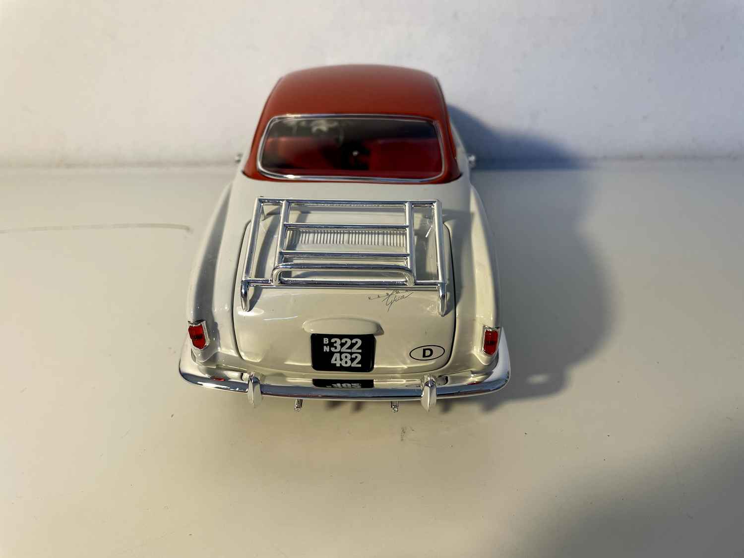 Volkswagen Karmann Ghia de 1957 en beige con techo burdeos (Solido escala 1/18)