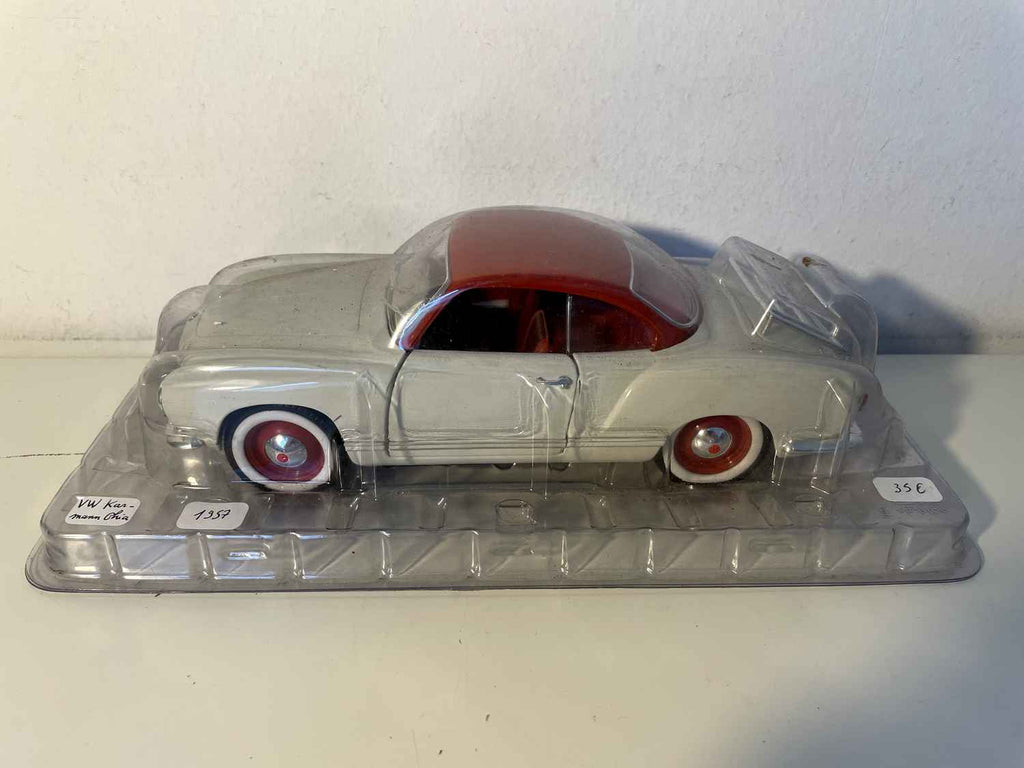 1957 Volkswagen Karmann Ghia a beige mat bordeauxroudem Daach (Solido 1:18. Skala)