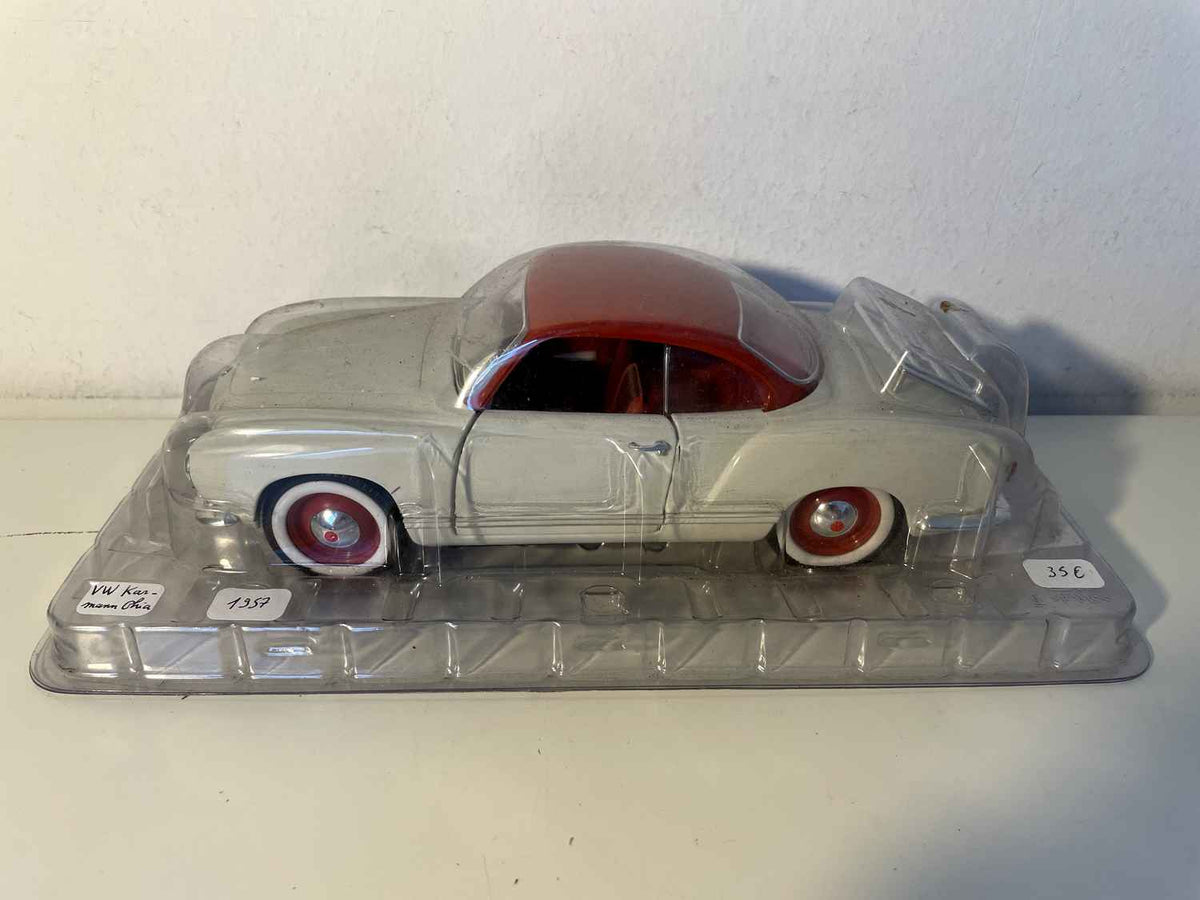 Volkswagen Karmann Ghia de 1957 en beige con techo burdeos (Solido escala 1/18)