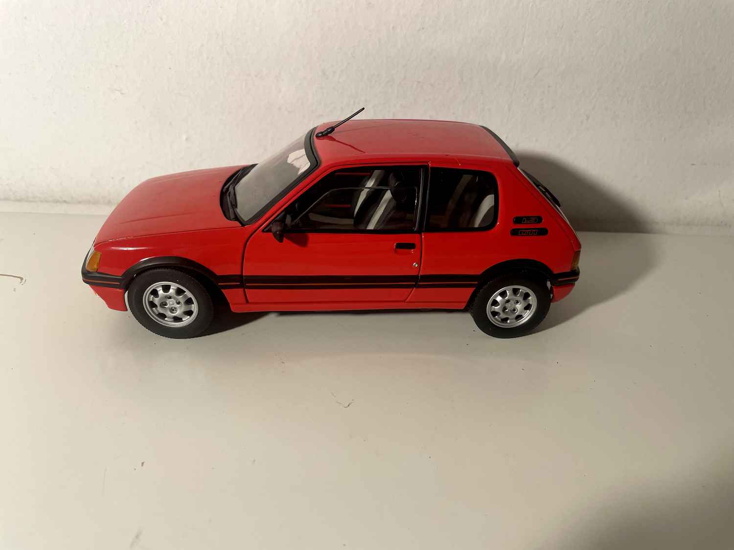 Peugeot 205 GTI czerwony (Solido w skali 1/18)