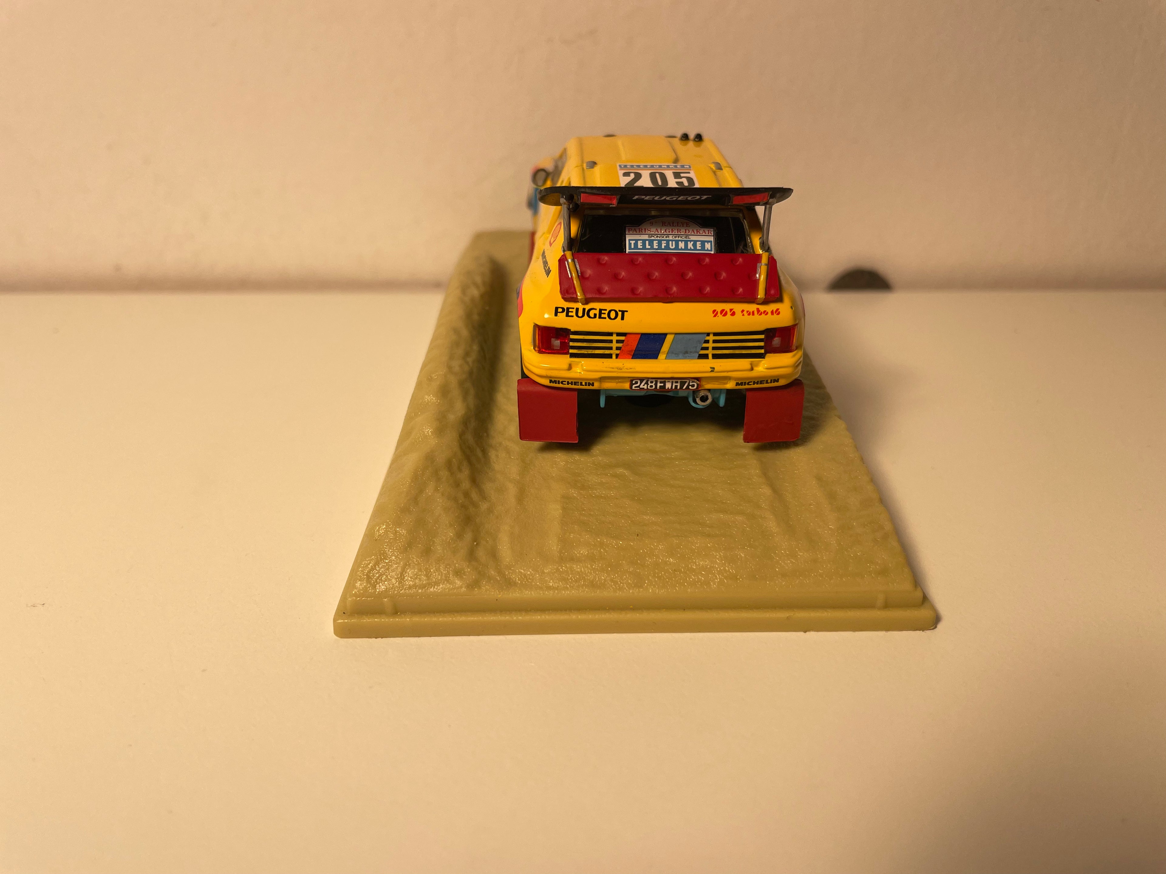 Peugeot 205 Turbo 16 jaune numéro 205 - Paris-Dakar 1987 (9ème édition)