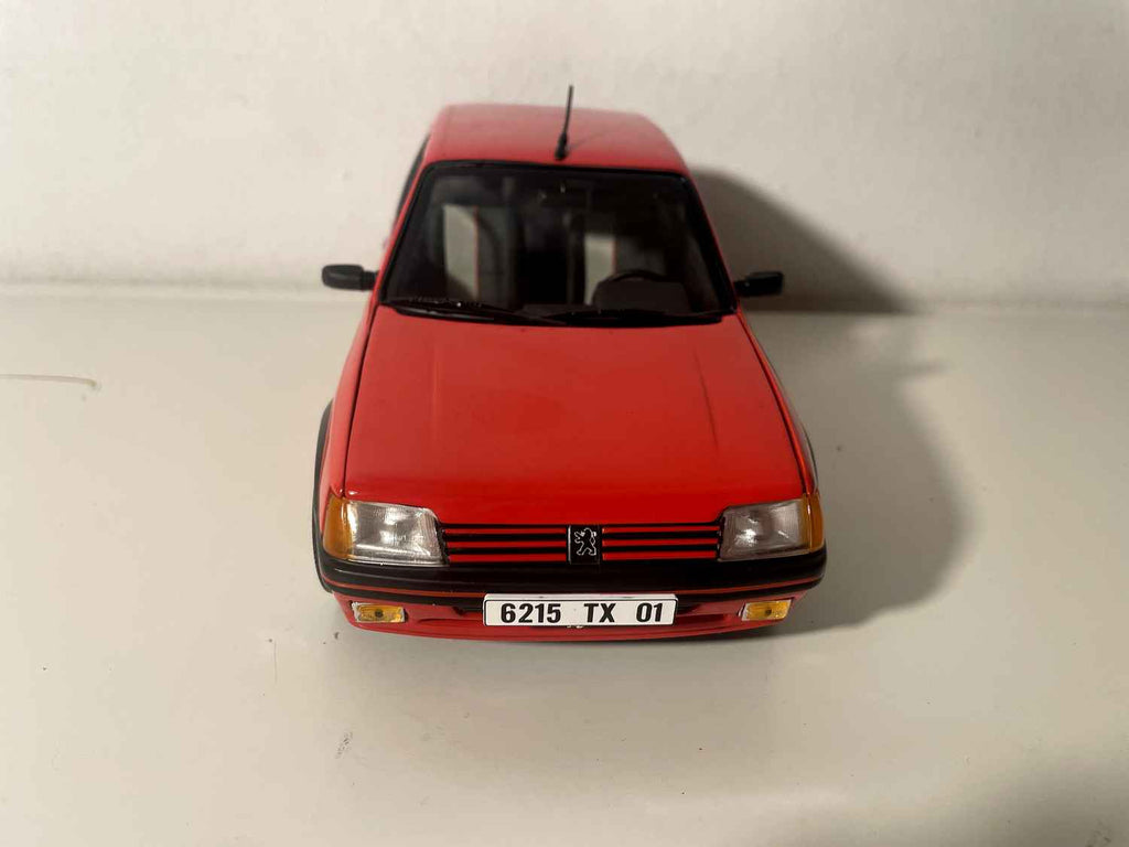 Peugeot 205 GTI czerwony (Solido w skali 1/18)