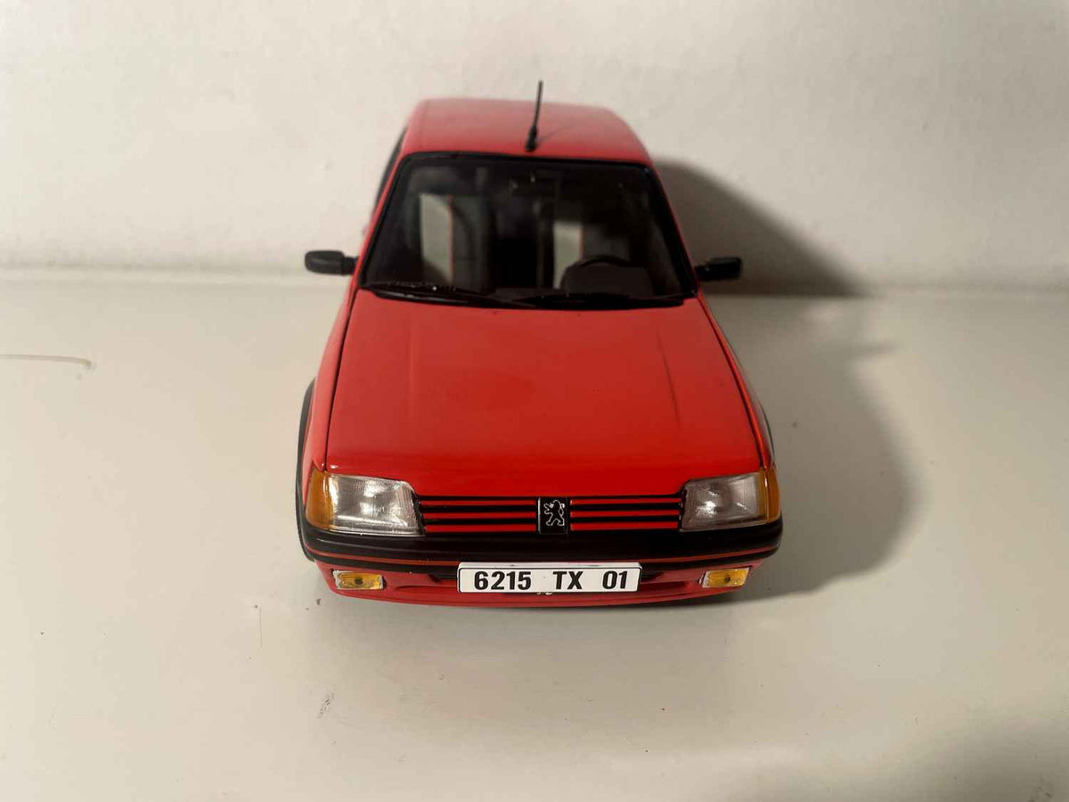 Peugeot 205 GTI czerwony (Solido w skali 1/18)