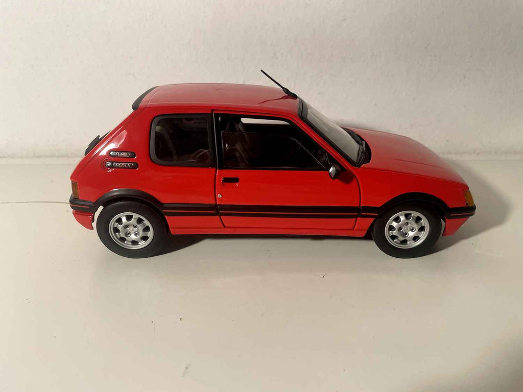 Peugeot 205 GTI czerwony (Solido w skali 1/18)